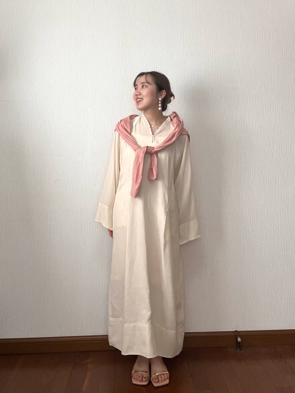ホワイト系のワンピース、ピンク系のカーディガン/ボレロ、ベージュ系のサンダルを着用したレディースの秋コーディネートの4枚目の写真