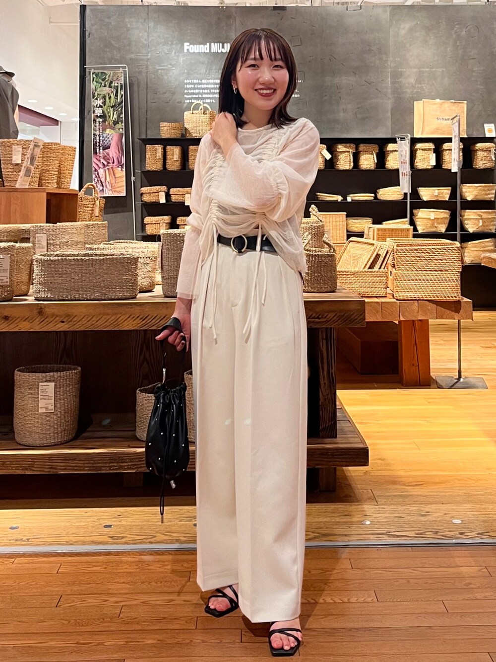 ブラック系のサンダル、ホワイト系のシャツ/ブラウス、ホワイト系のその他パンツを着用したレディースの夏コーディネートの3枚目の写真