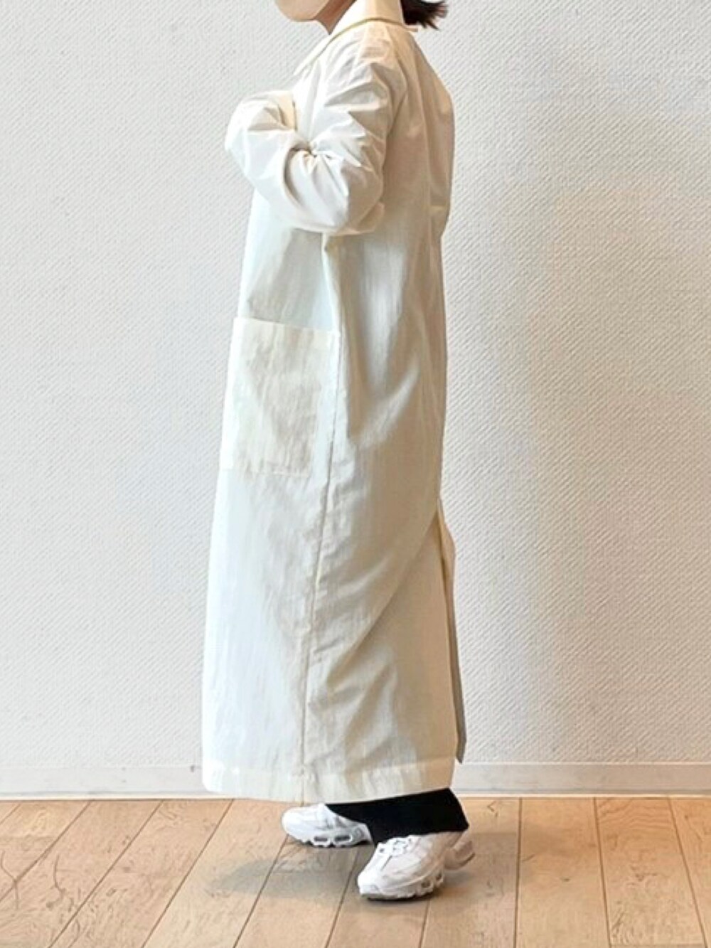 「春服みてみて、春コーデ、春アウター、ステンカラーコート、ロングコート、カーディガン、スラックス、スニーカー、きれいめカジュアル、低身長コーデ、150cm、153cm、お洒落さんと繋がりたい、JEANASiS、mystic」｜「JEANASISのサスティナブルカラーステンカラーコート/262819（ステンカラーコート、ホワイト系）」を使った、さとみ🫐（23）　　さん（レディース・153cm）の春コーディネートの3枚目の写真