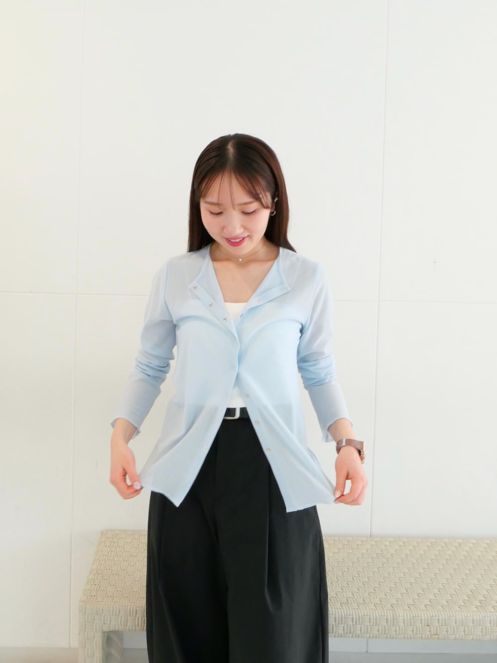 ブルー系のカーディガン/ボレロ、ホワイト系のキャミソール、ブラック系のその他パンツを着用したレディースの春コーディネートの3枚目の写真