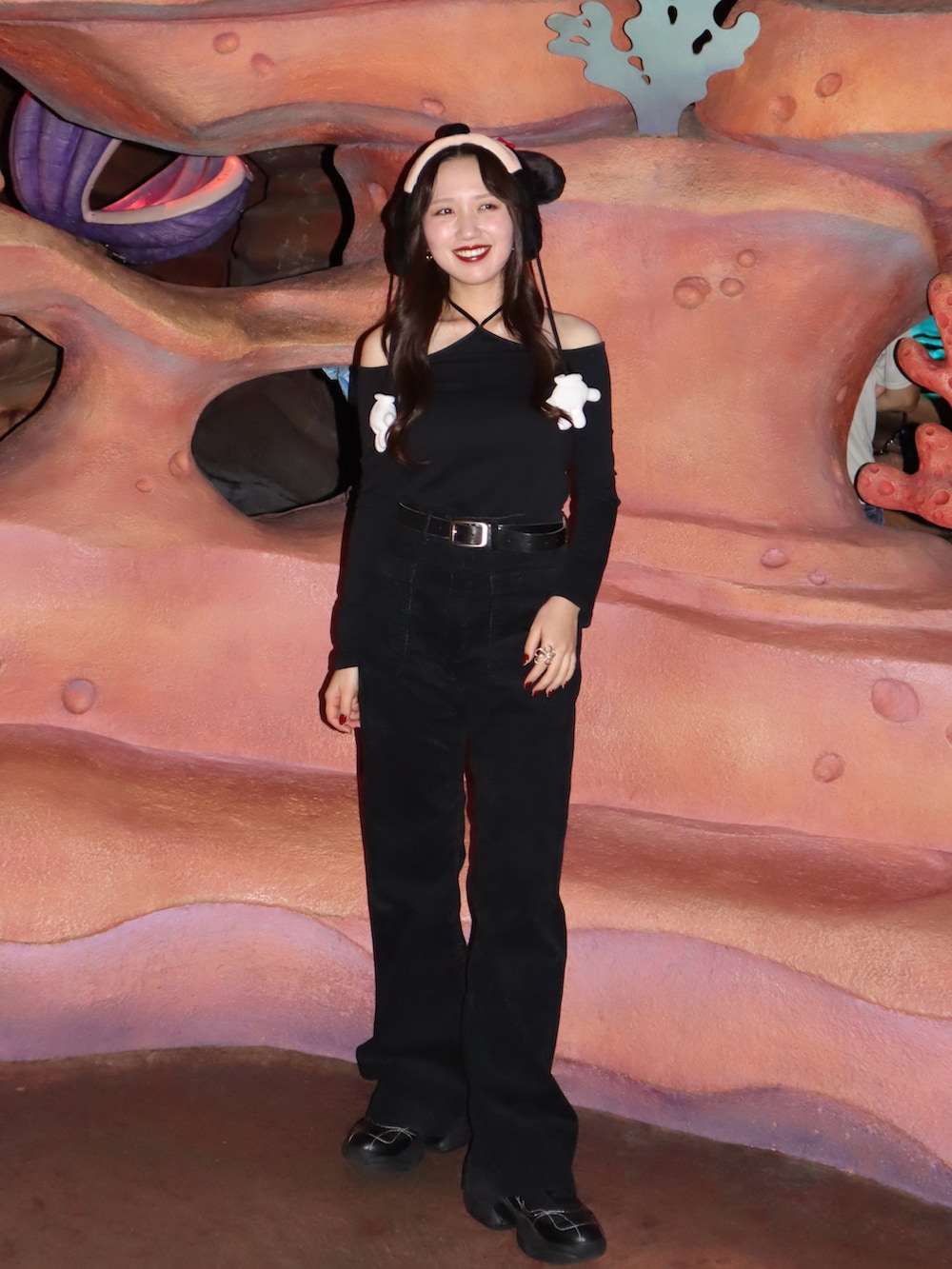 ブラック系のスニーカー、ブラック系のTシャツ/カットソー、ブラック系のその他パンツを着用したレディースの秋コーディネートの3枚目の写真