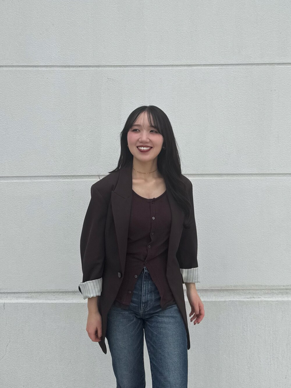 ブラック系のブーツ、レッド系のTシャツ/カットソー、レッド系のその他アウターを着用したレディースの秋コーディネートの3枚目の写真