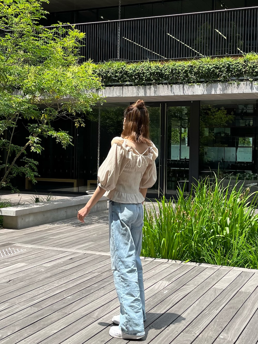 「moussy、H&M、今日のコーデ、春コーデ、春夏コーデ、ブラウス、デニム、オトナカジュアル、オトナ女子、大人かわいい、いいね、save、フォローお願いします🤑」｜「MOUSSYのアイテム（シャツ/ブラウス、ホワイト系）」を使った、Hirokaさん（レディース・157cm）の夏コーディネートの2枚目の写真