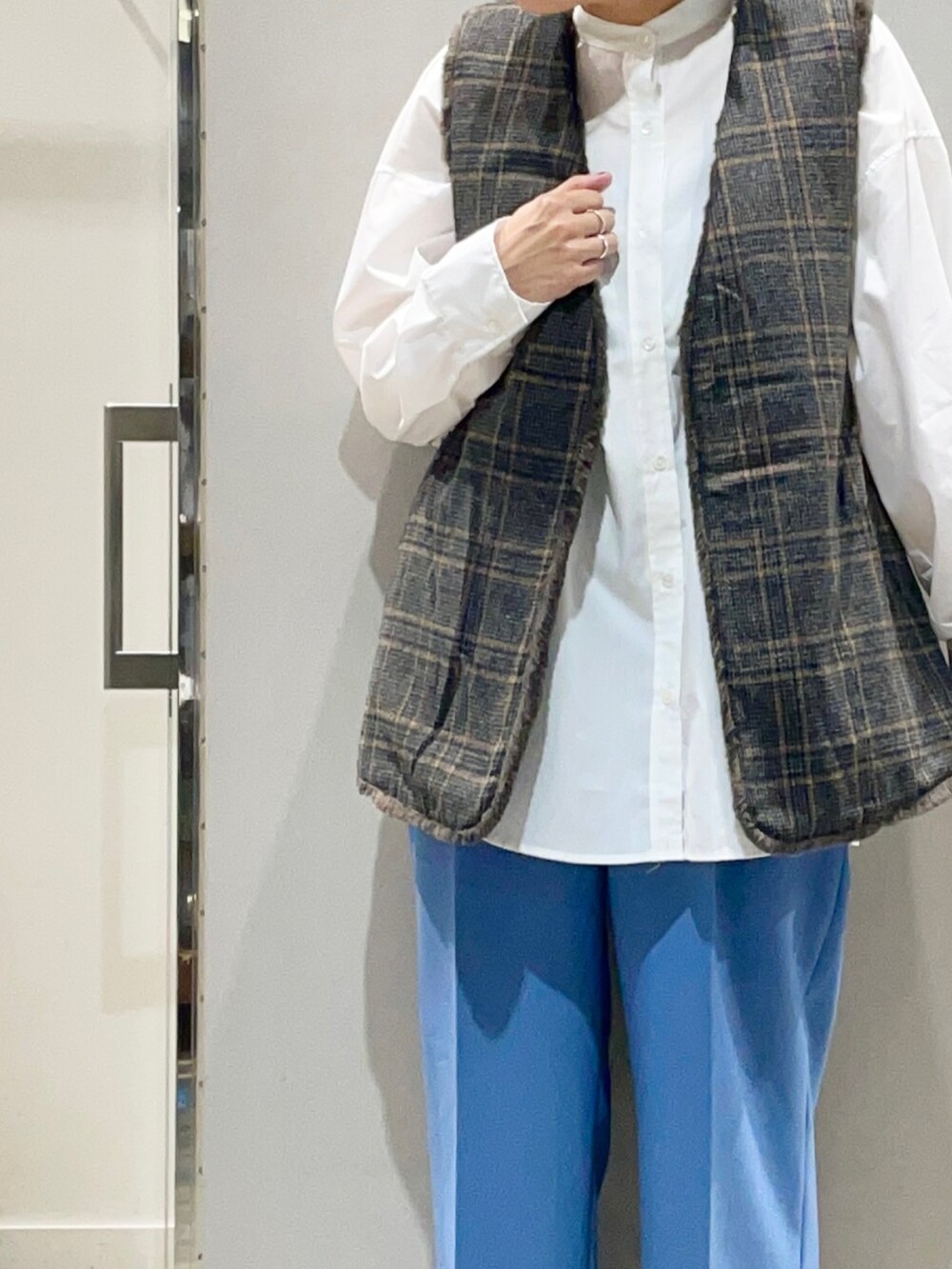 ブルー系のその他パンツ、ブラック系のスニーカー、ホワイト系のシャツ/ブラウスを着用したレディースの秋コーディネートの2枚目の写真