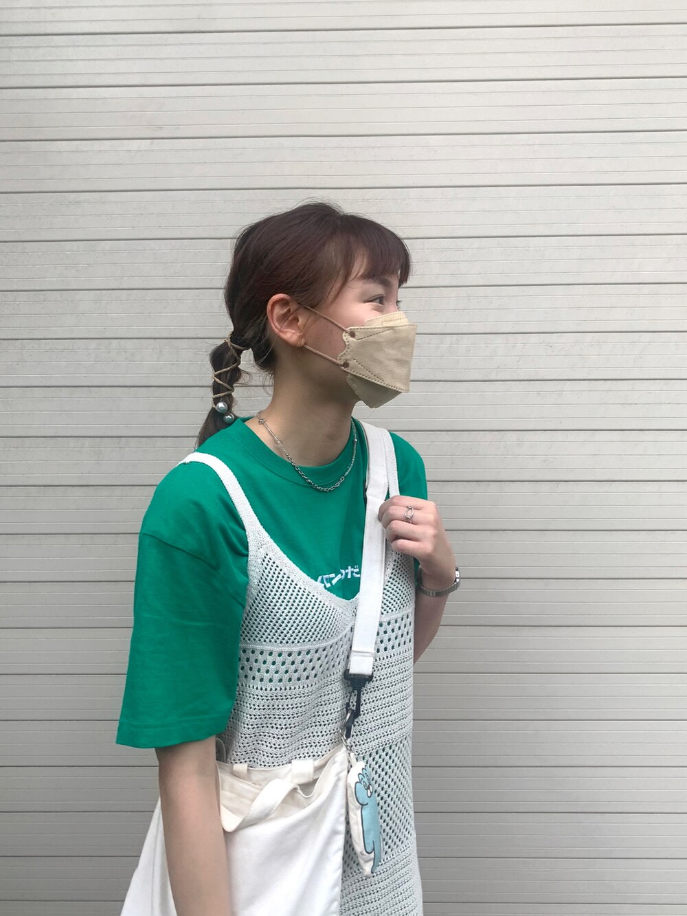 ホワイト系のワンピース/ドレス、ホワイト系のシューズを着用したレディースの夏コーディネートの2枚目の写真