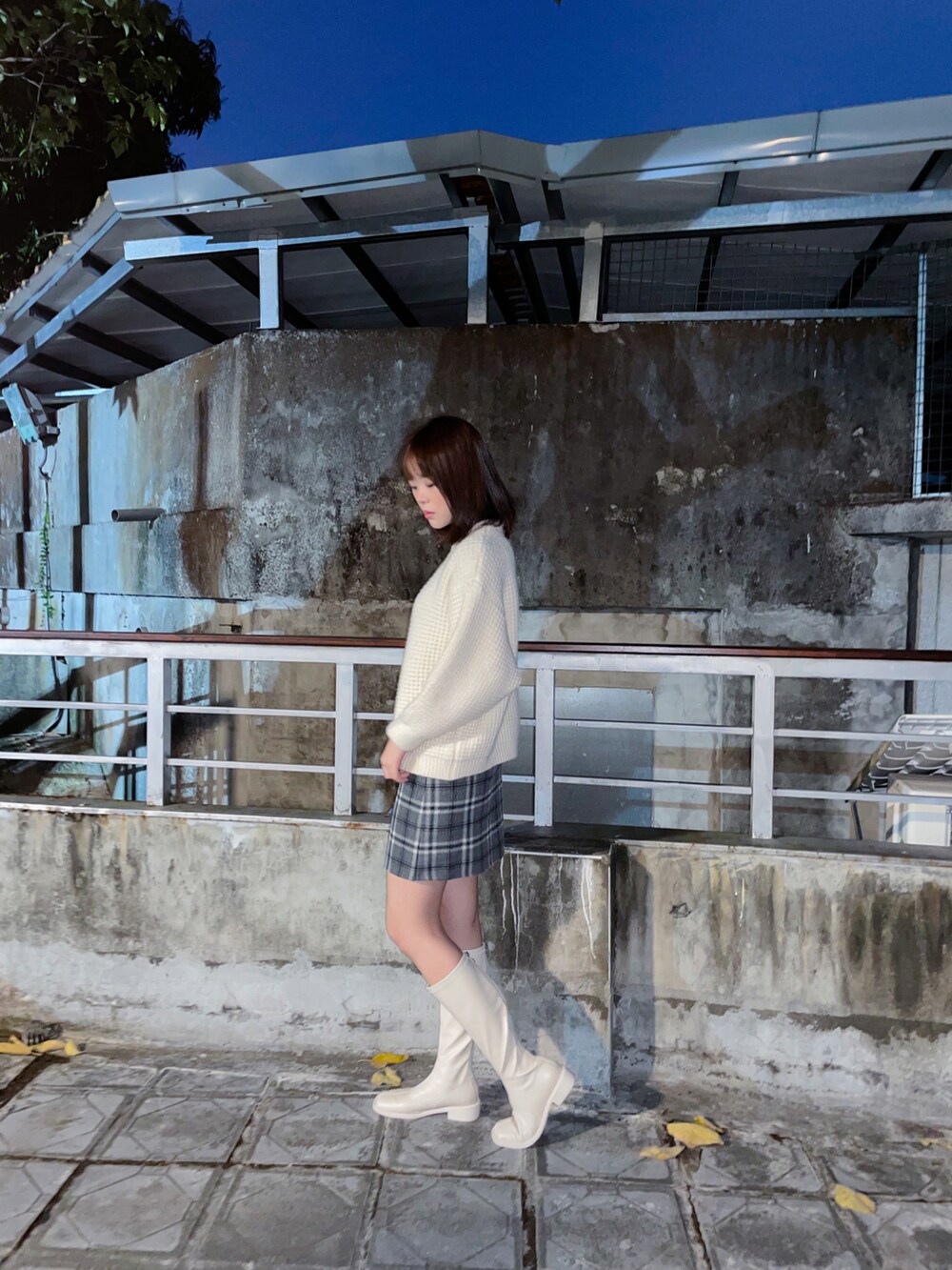 ホワイト系のニット/セーター、ホワイト系のカーゴパンツ、グレー系のニットキャップ/ビーニーを着用したレディースの冬コーディネートの3枚目の写真