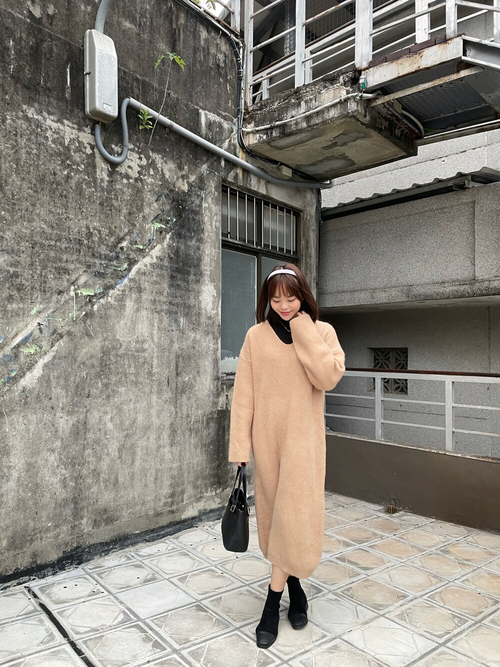 ベージュ系のワンピース/ドレス、ブラック系のマフラーを着用したレディースの冬コーディネートの3枚目の写真