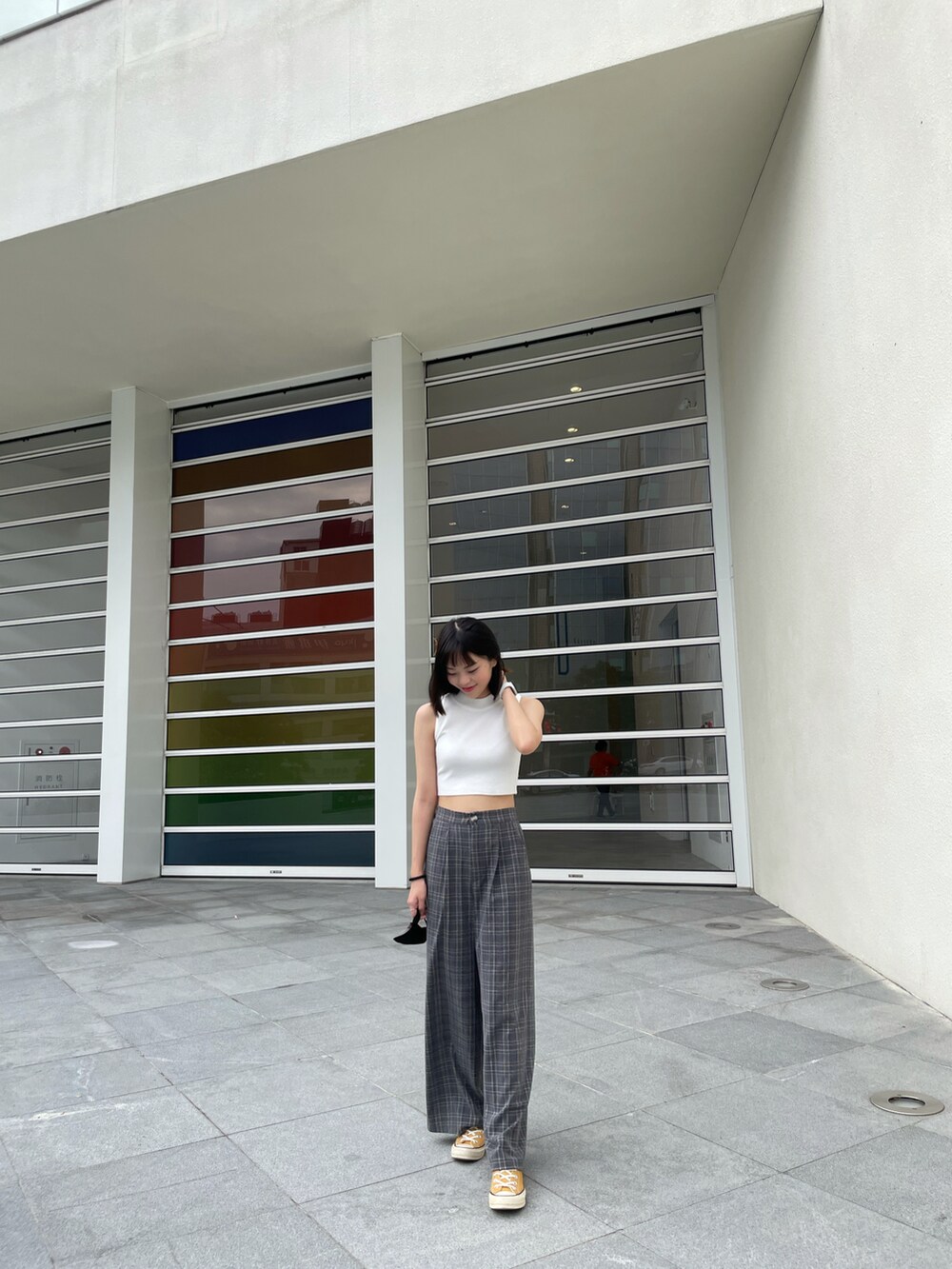 ホワイト系のチューブトップを着用したレディースの冬コーディネートの2枚目の写真