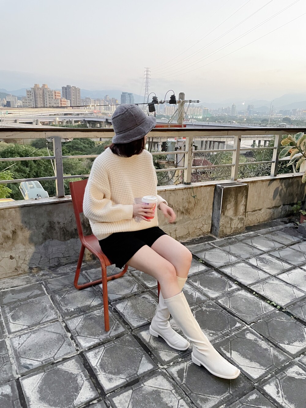 ホワイト系のニット/セーター、ホワイト系のカーゴパンツ、グレー系のニットキャップ/ビーニーを着用したレディースの冬コーディネートの2枚目の写真