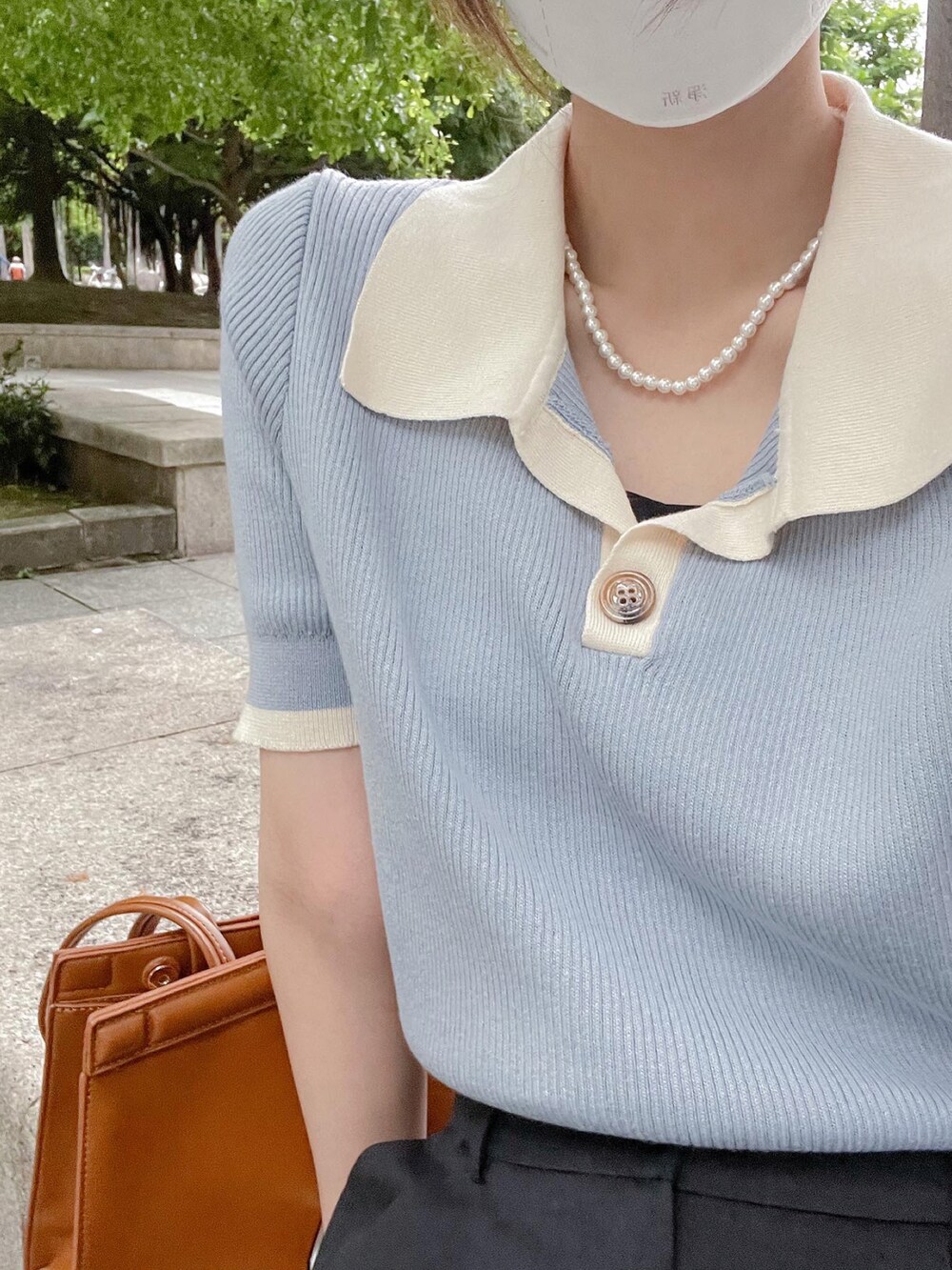 ホワイト系のスニーカー、ブラウン系のショルダーバッグを着用したレディースの夏コーディネートの2枚目の写真