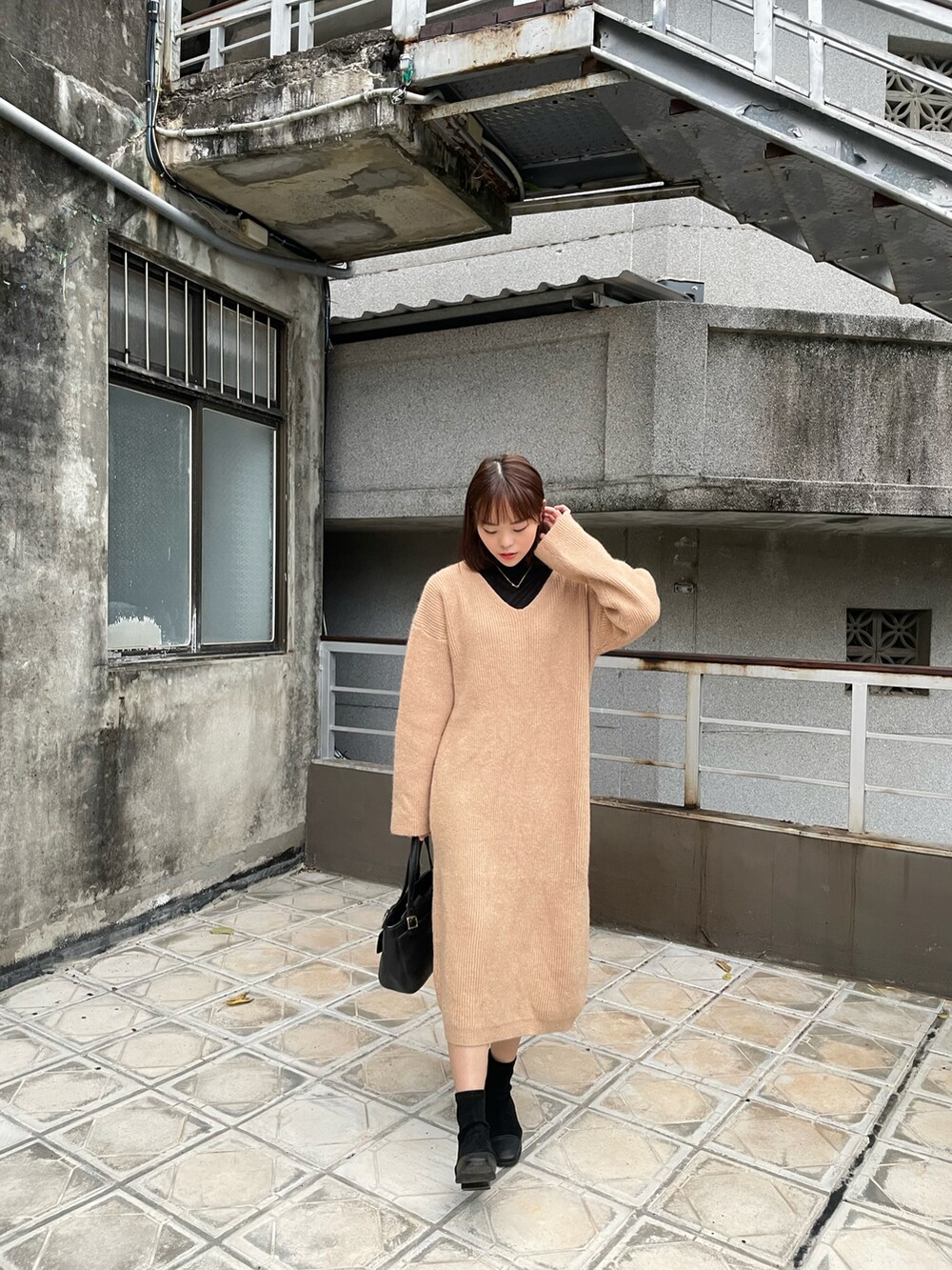 ベージュ系のワンピース/ドレス、ブラック系のマフラーを着用したレディースの冬コーディネートの2枚目の写真