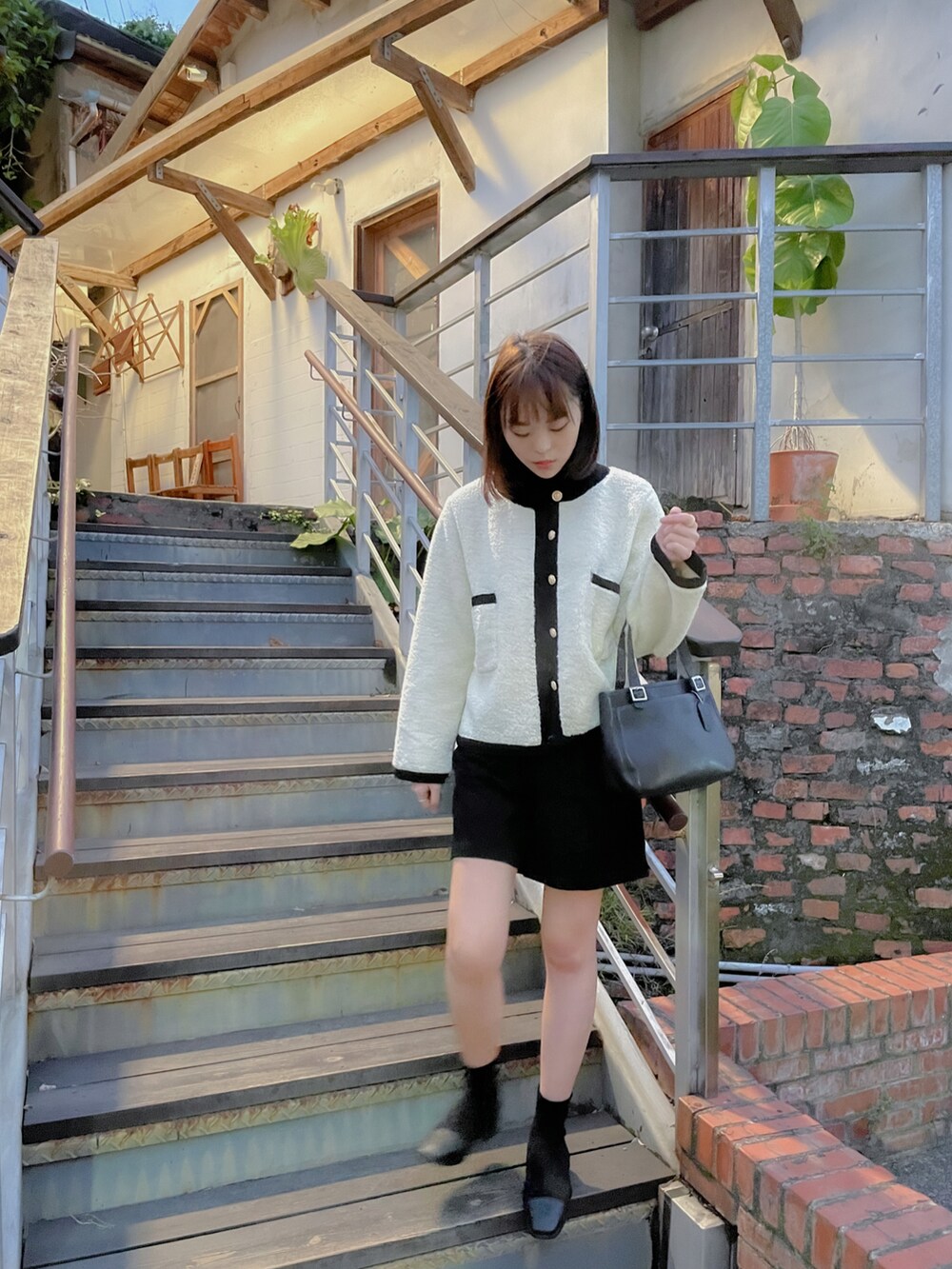 ブラック系のその他アウターを着用したレディースの冬コーディネートの2枚目の写真