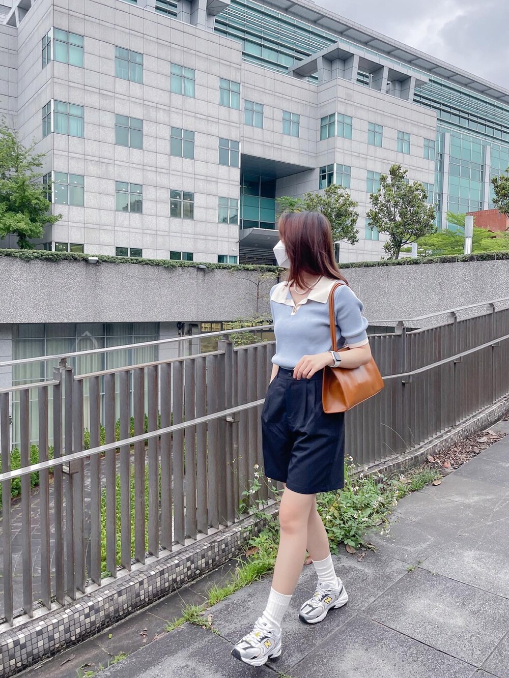 ホワイト系のスニーカー、ブラウン系のショルダーバッグを着用したレディースの夏コーディネートの4枚目の写真