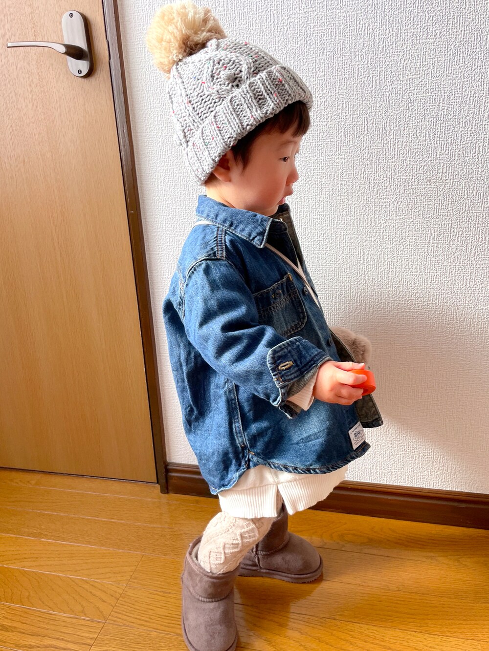 ブルー系のシャツ/ブラウス、ホワイト系のワンピース、ブラウン系のショルダーバッグを着用したキッズの冬コーディネートの2枚目の写真