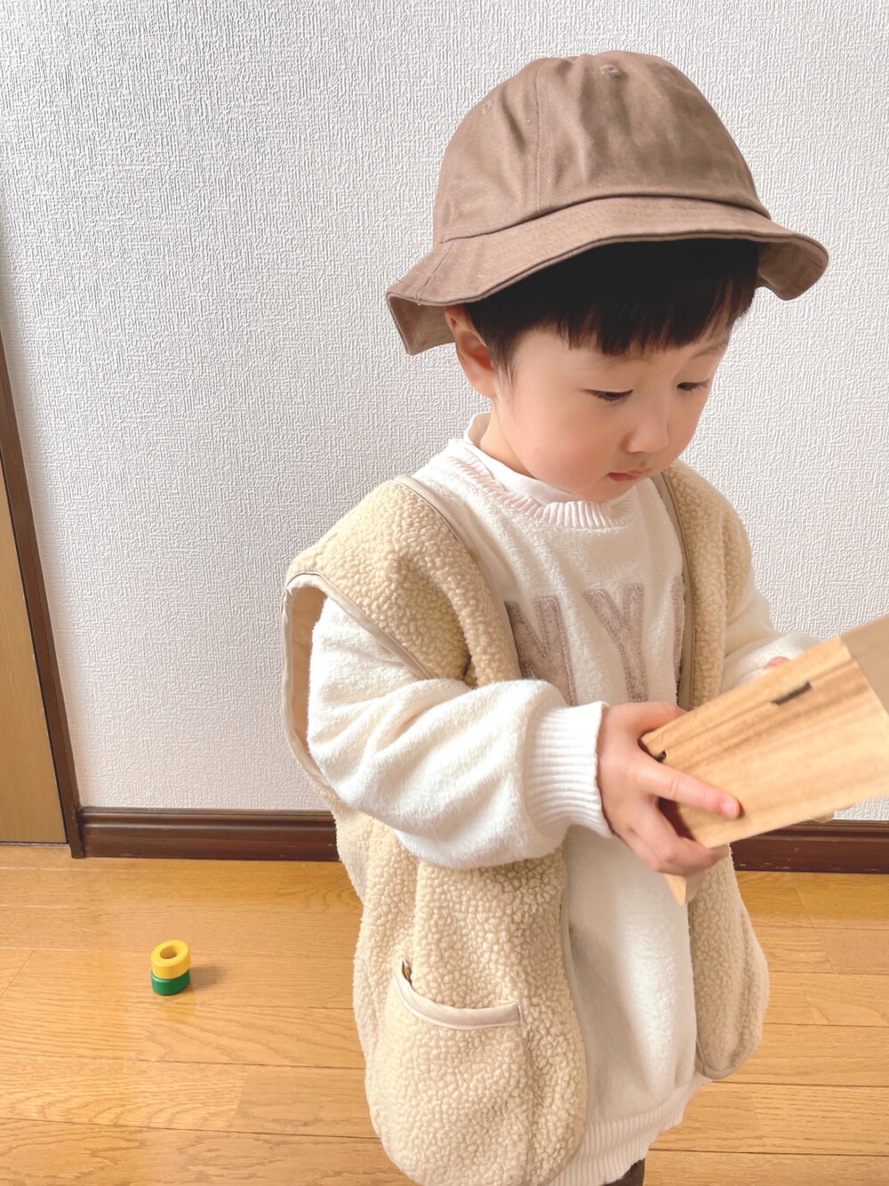 「チョコ色に染まれ、ブラウン、プチプラ、バレンタイン、シンプルコーデ、キッズコーデ、ワントーンコーデ、ニット、ワンピース、ハット、ムートンブーツ、ロゴニット、ハイネック、男の子、1歳」｜「3coinsのアイテム（ハット、ブラウン系）」を使った、Haakunさん（キッズ・80cm）の冬コーディネートの2枚目の写真