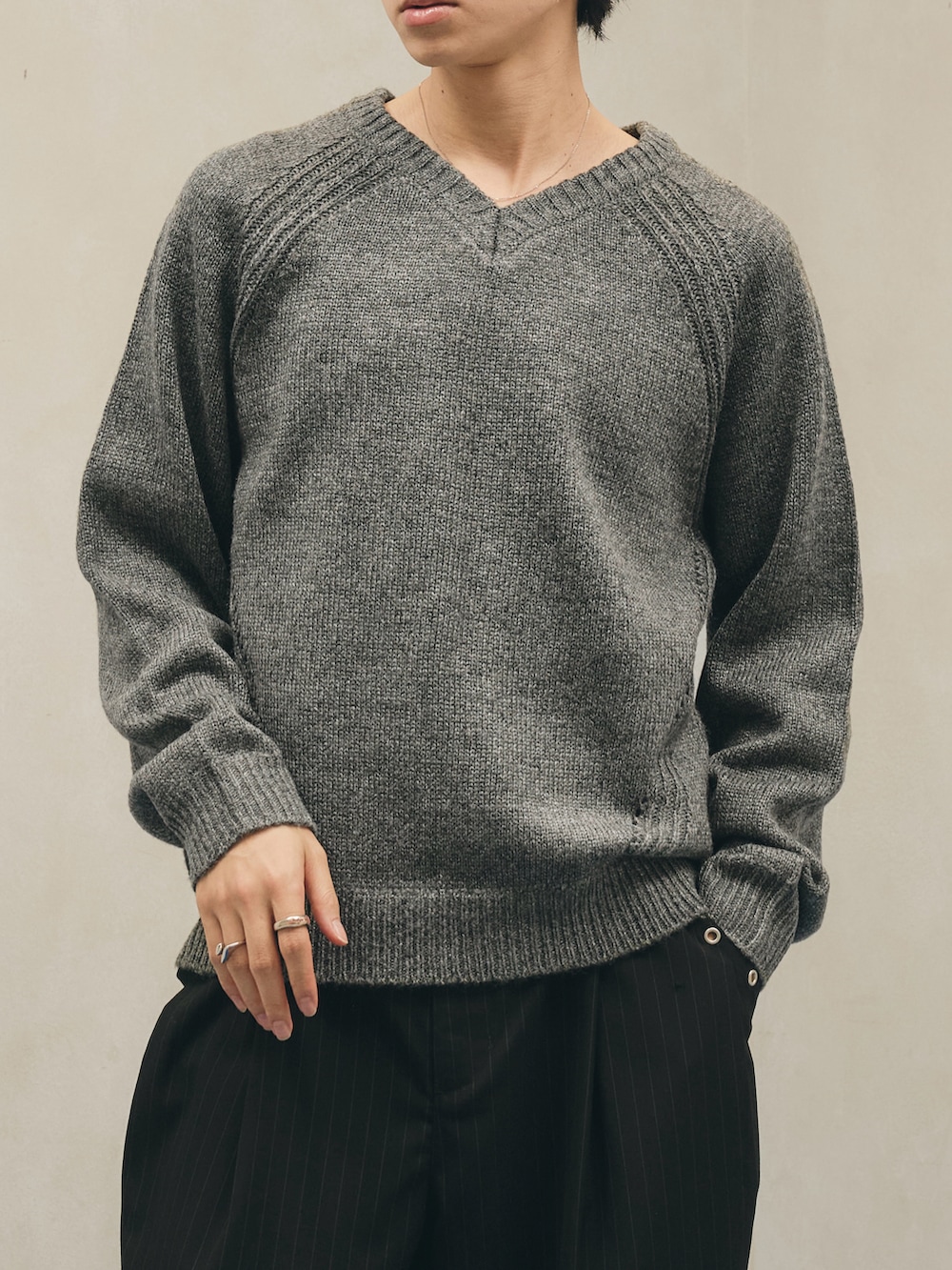 ブラック系のスラックス、ブラック系のローファーを着用したメンズの冬コーディネートの2枚目の写真