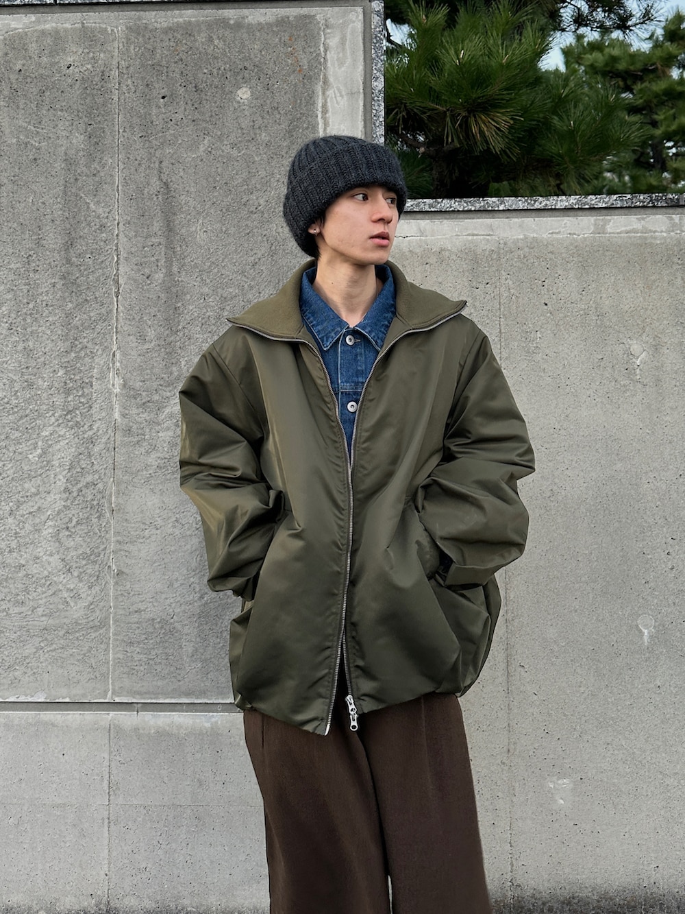「冬コーデ、マイベストコーデ2024、冬アウター、冬アウター着回しチャレンジ、デニムジャケット、Adoonplain、WEARyouthコーデ、WEARタイアップ、おしゃ見えテクニック」｜「Adoon plainのヘリンボーンバレルレッグワイドパンツ（スラックス、グレー系）」を使った、hikaruさん（メンズ・173cm）の冬コーディネートの2枚目の写真