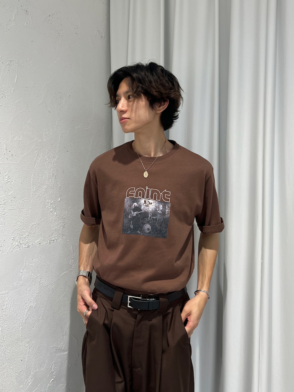 ブラウン系のTシャツ/カットソー、ブラウン系のスラックスを着用したメンズの夏コーディネートの2枚目の写真