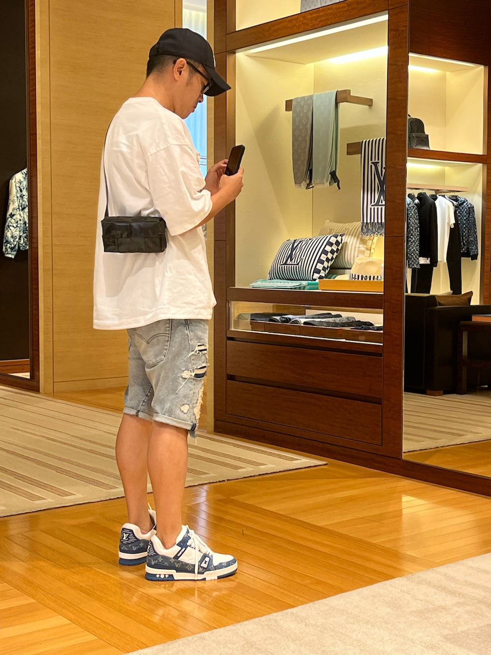 「LOUIS VUITTONのアイテム（スニーカー、ブルー系）」を使った、Fox Leeさん（メンズ・171cm）の夏コーディネートの2枚目の写真
