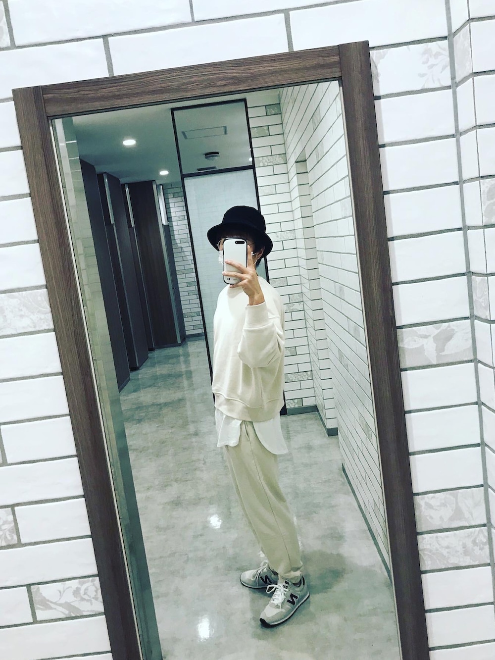 ベージュ系のスウェットパンツ、ベージュ系のスウェット、ホワイト系のTシャツ/カットソーを着用したメンズの冬コーディネートの2枚目の写真