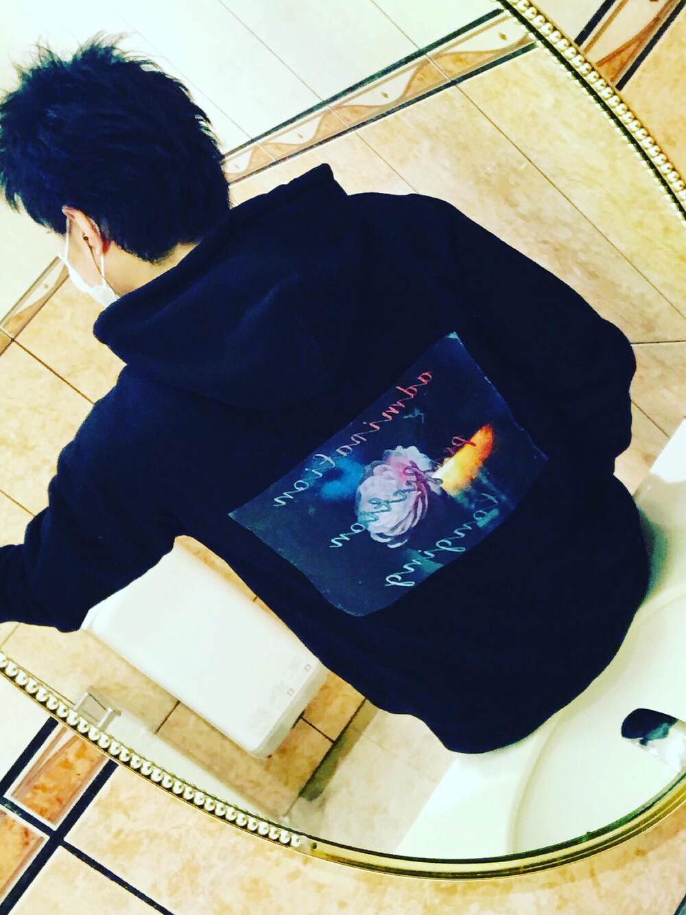 ブラック系のパーカーを着用したメンズの冬コーディネートの2枚目の写真