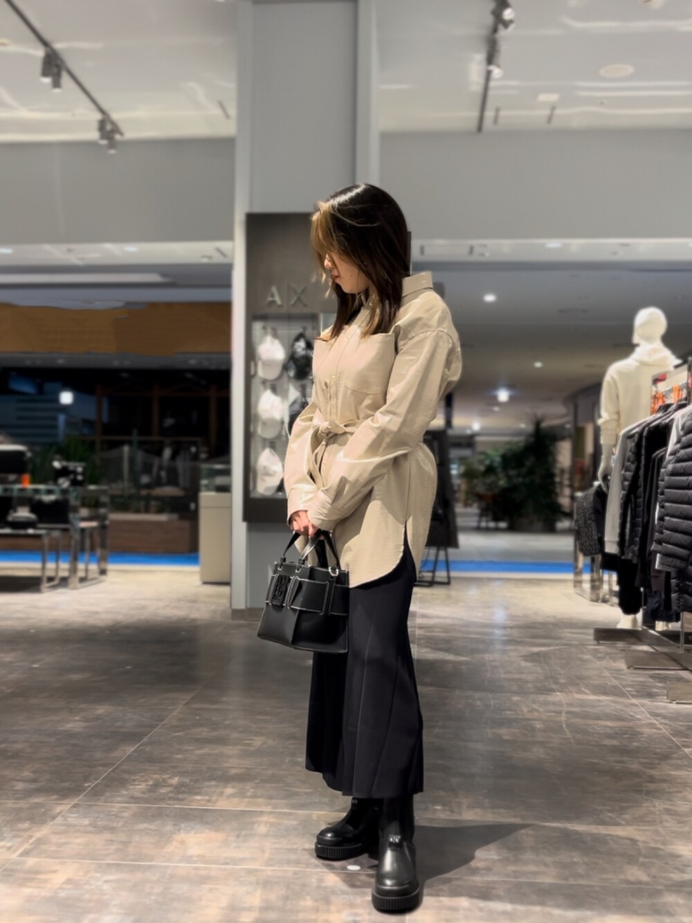 「AXchanger、AXchange、アルマーニエクスチェンジ、armaniexchange、ジャケット、トートバッグ、オトナ女子、シンプルコーデ、マーメイドスカート、ワンピース、スクエアバッグ」｜「ARMANI EXCHANGEの【A|X アルマーニ エクスチェンジ】クロコ柄　フェイクレザーシャツジャケット（その他アウター、ベージュ系）」を使った、かわみーさん（レディース・158cm）の春コーディネートの2枚目の写真
