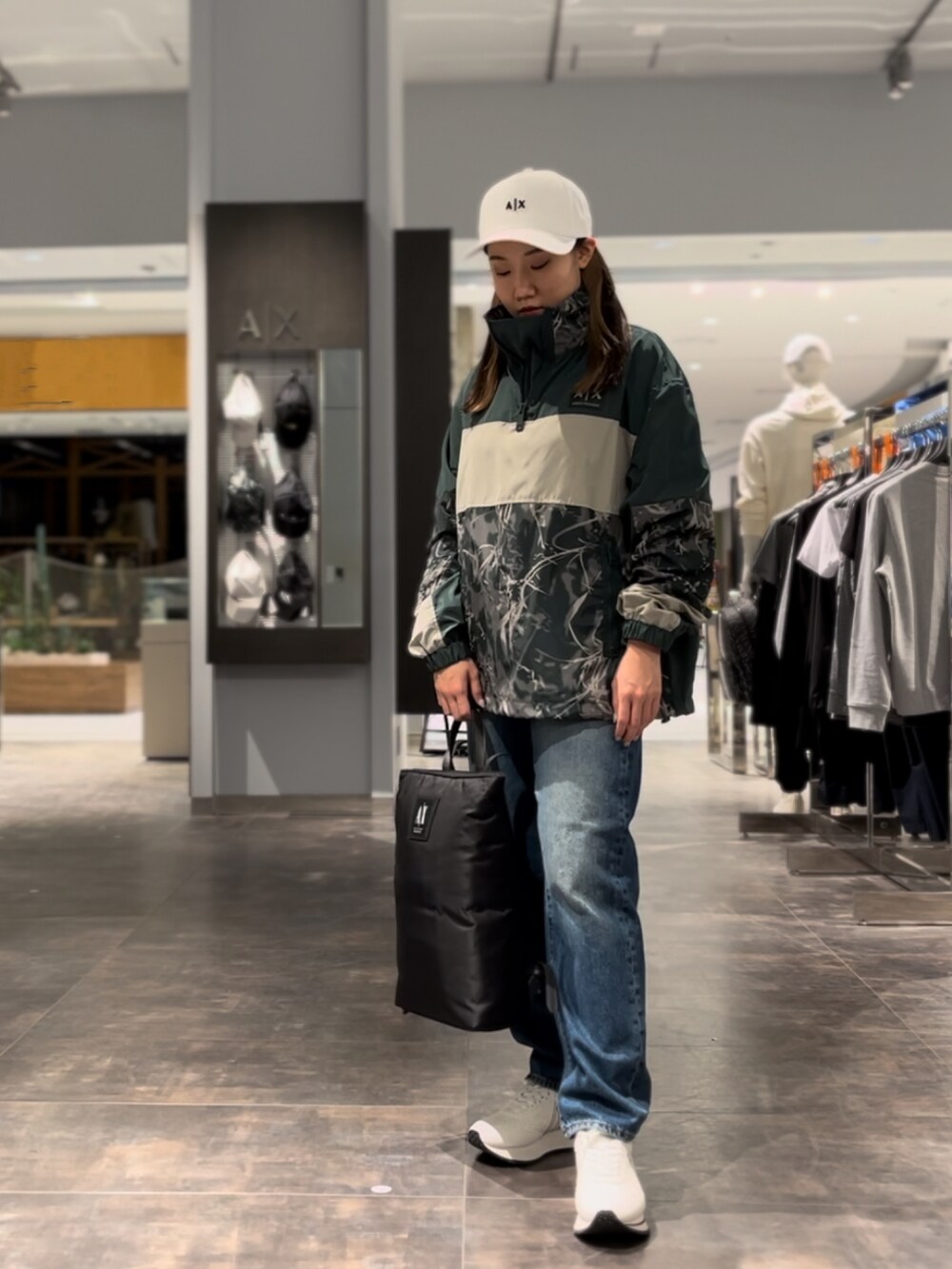 「AXchanger、AXchange、アルマーニエクスチェンジ、armaniexchange、大人カジュアル、パンツスタイル、ラフ、デニムパンツ、スニーカー、ナイロンジャケット、キャップ」｜「ARMANI EXCHANGEの【A|Xアルマーニ エクスチェンジ】A|Xロゴ　パネルキャップ（キャップ、ホワイト系）」を使った、かわみーさん（レディース・158cm）の春コーディネートの2枚目の写真