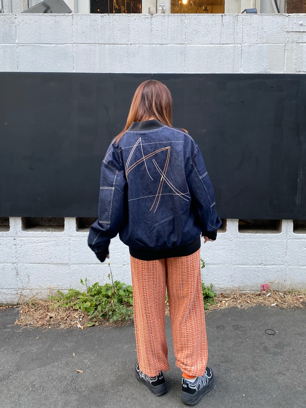 「AXchanger、AXchange、AXCatStreet、アルマーニエクスチェンジ、armaniexchange、デニムジャケット、オレンジパンツ、カラーパンツ、オーバーサイズ、カジュアルコーデ」｜「ARMANI EXCHANGEの【A|X アルマーニ エクスチェンジ】AXロゴ刺繍　デニムボンバージャケット（ブルゾン、ブルー系）」を使った、かわみーさん（レディース・158cm）の春コーディネートの2枚目の写真