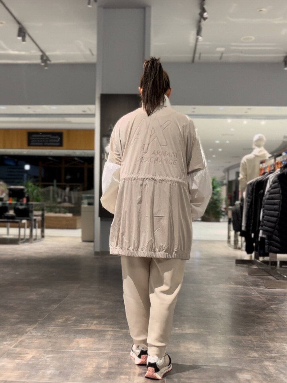 「AXchanger、AXchange、アルマーニエクスチェンジ、armaniexchange、厚底シューズ、カジュアル、ラクチンコーデ、淡色コーデ、春色、春服」｜「ARMANI EXCHANGEの【A|X アルマーニ エクスチェンジ】バイカラー　ナイロンミディジャケット（ナイロンジャケット、ホワイト系）」を使った、かわみーさん（レディース・158cm）の春コーディネートの2枚目の写真