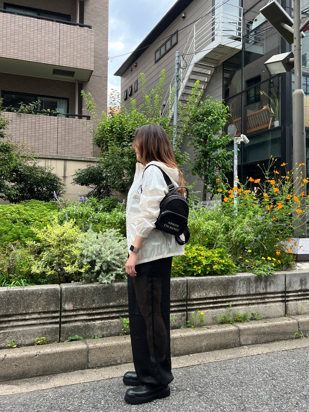「AXchanger、AXchange、AXCatStreet、アルマーニエクスチェンジ、armaniexchange、オトナカジュアル、リラックススタイル、カジュアル、ナイロンジャケット、秋のコーデ」｜「ARMANI EXCHANGEの【A|X アルマーニ エクスチェンジ】A|Xロゴ　ナイロンフーディジャケット（リサイクルナイロン）（ナイロンジャケット、ホワイト系）」を使った、かわみーさん（レディース・158cm）の夏コーディネートの2枚目の写真