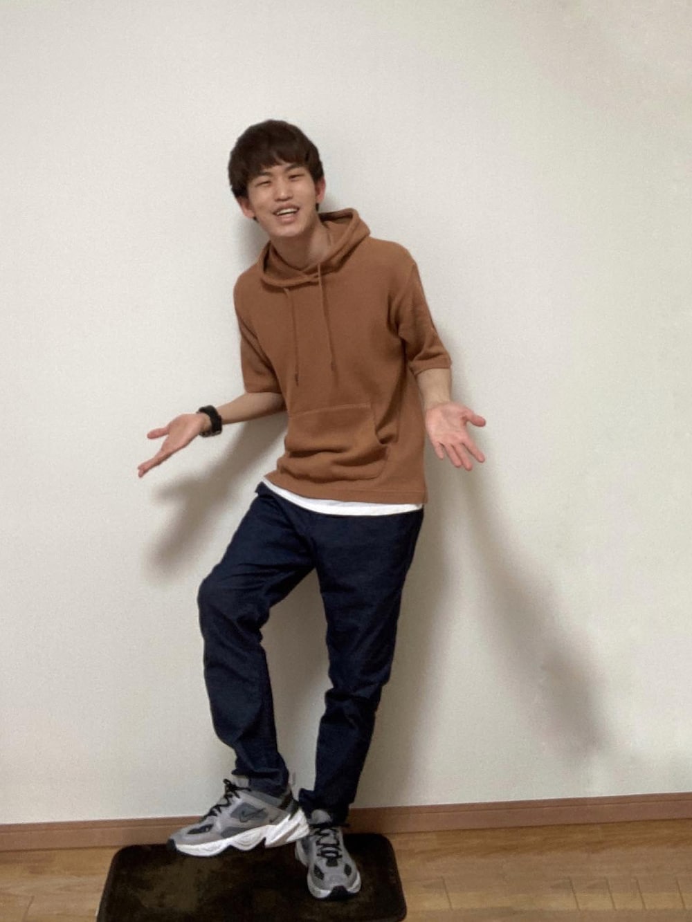 その他のその他パンツ、ベージュ系のパーカー、グレー系のスニーカーを着用したメンズの夏コーディネートの2枚目の写真