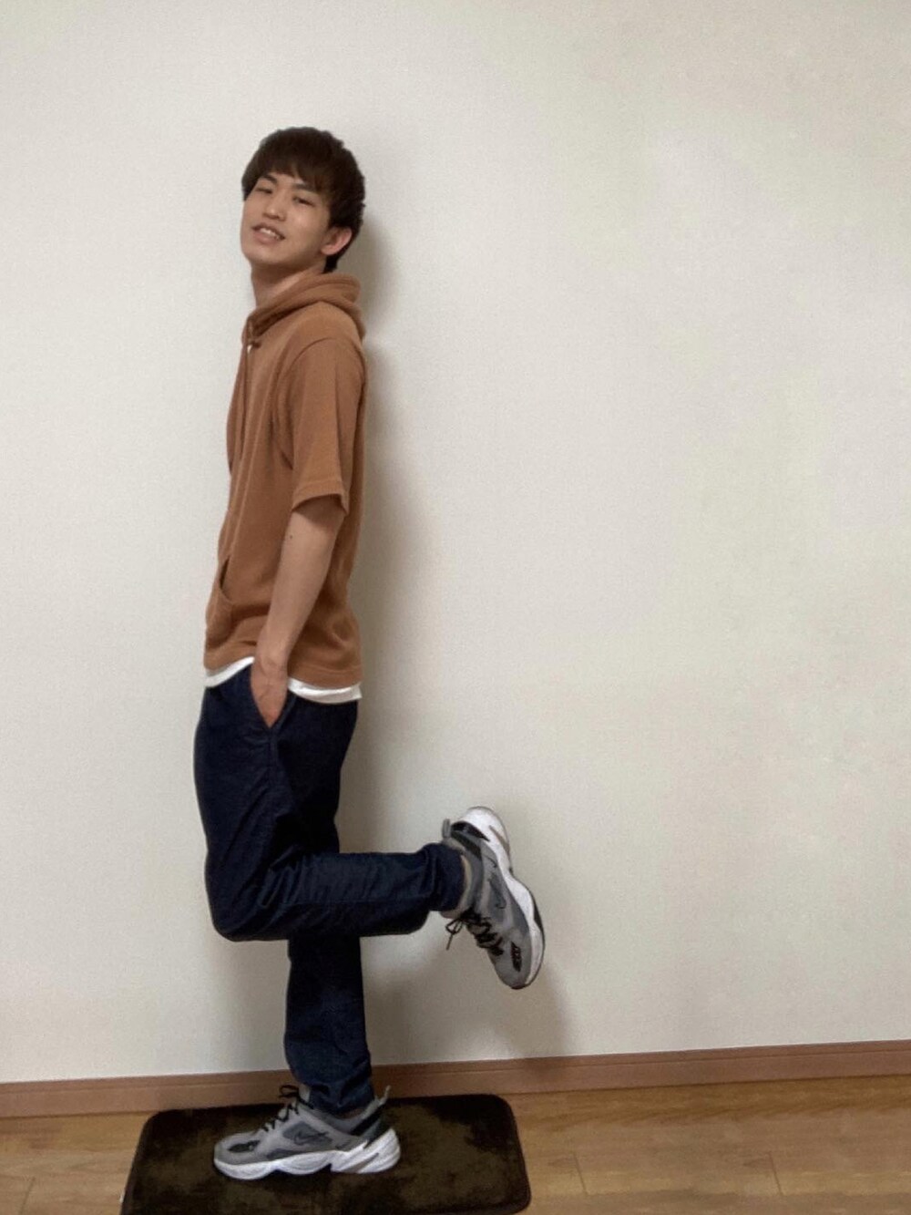 その他のその他パンツ、ベージュ系のパーカー、グレー系のスニーカーを着用したメンズの夏コーディネートの3枚目の写真