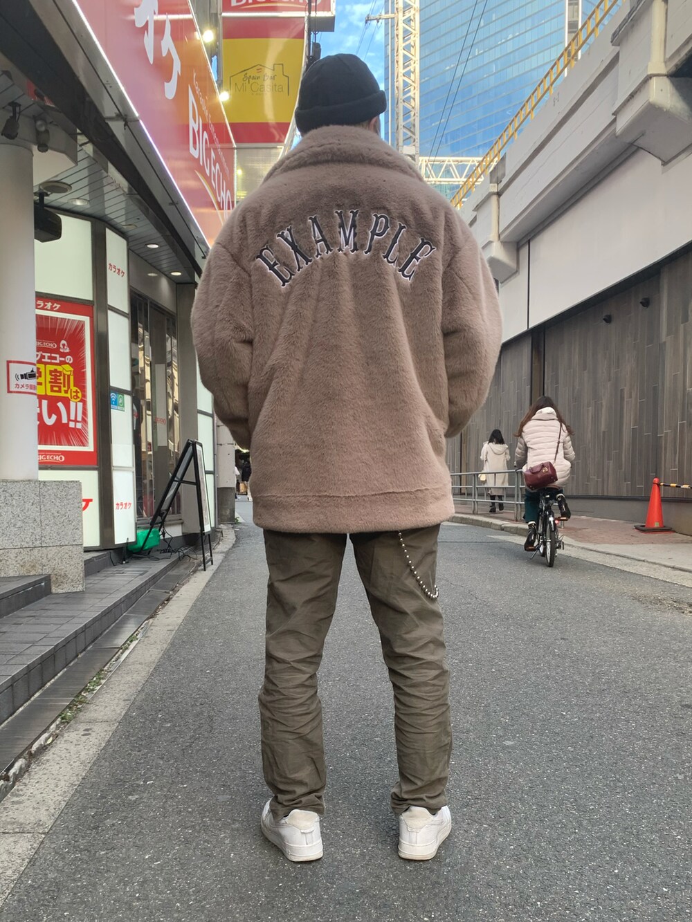 ベージュ系のジャケット/アウター、ホワイト系のTシャツ/カットソーを着用したメンズの冬コーディネートの2枚目の写真