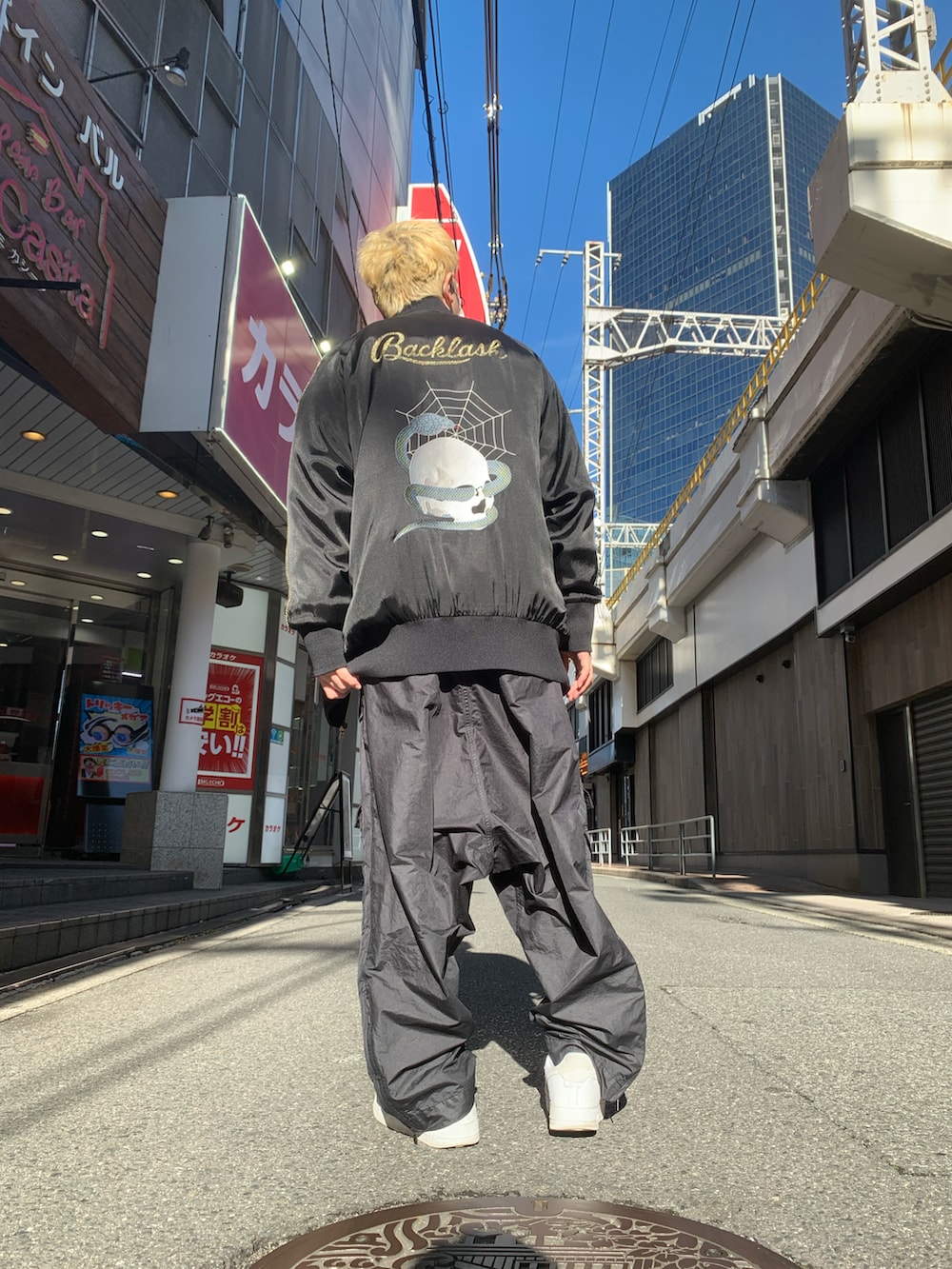 ブラック系のジャケット/アウター、ブラック系のパンツを着用したメンズの冬コーディネートの2枚目の写真