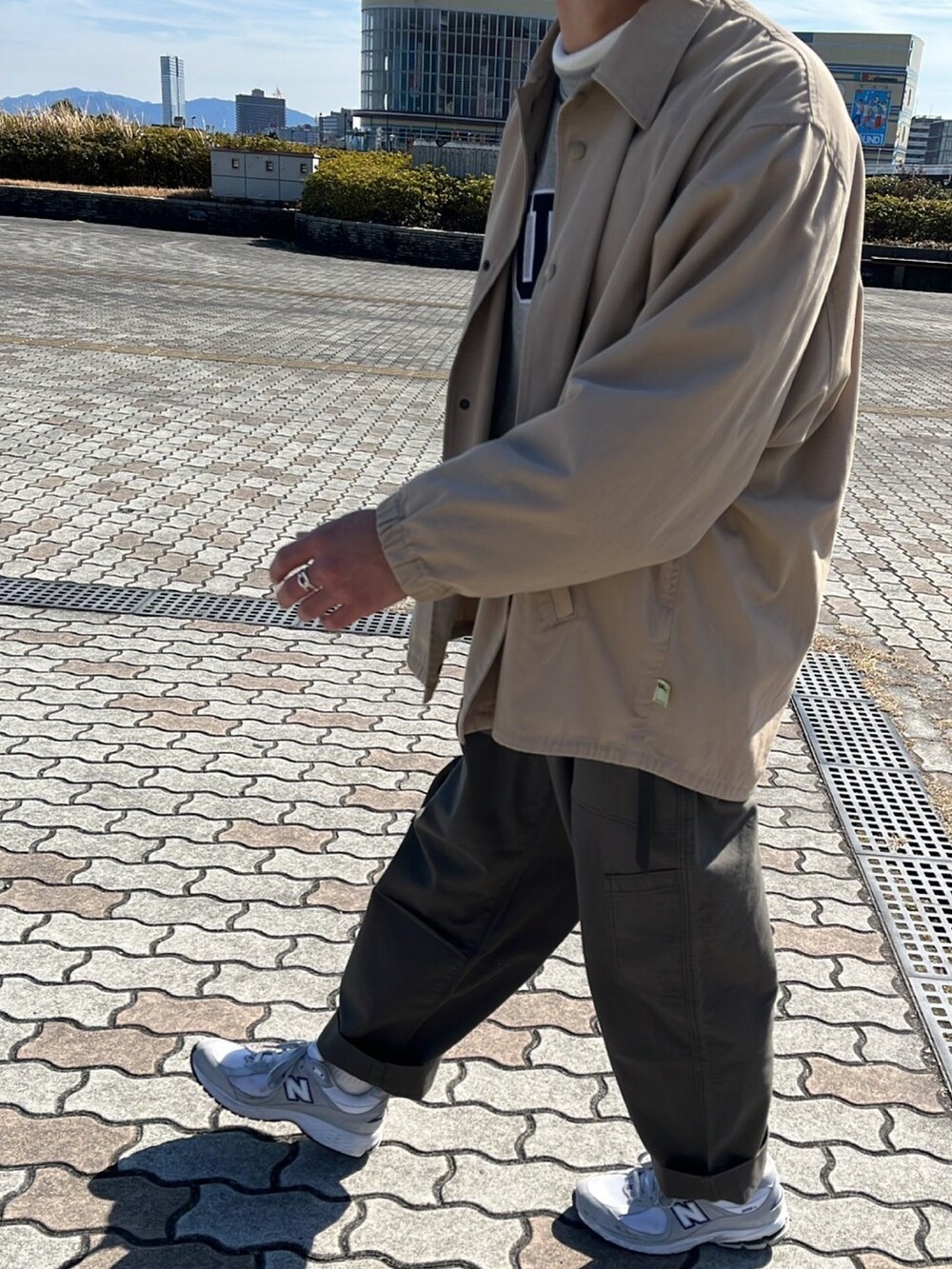 「休日コーデ、オーバーサイズ、ゆるコーデ、カジュアル、スニーカー、プチプラコーデ」｜「NAUTICAのNAUTICA/ノーティカ Arch Logo Crewneck Sweatshirt/アーチロゴクルーネックスウェットシャツ（スウェット、グレー系）」を使った、ymymryo08さん（メンズ・172cm）の冬コーディネートの2枚目の写真