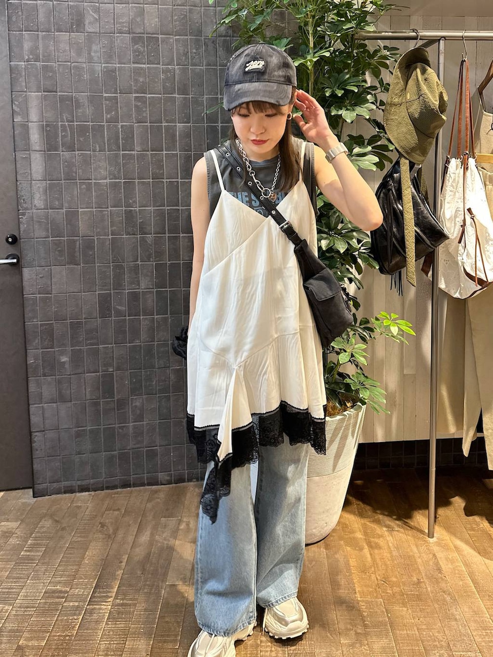 「きれいめ、差し色コーデ、カジュアル、楽ちんコーデ、高身長、着痩せ・細見え、JEANASIS、ジーナシスト_JEANASIS、デニムパンツ、フレアパンツ、レイヤードスタイル、ノースリーブ、秋コーデ、夏コーデ」｜「JEANASISのクラッシュロゴキャップ/320126（キャップ、ブラック系）」を使った、えび（JEANASIS）さん（レディース・164cm）の夏コーディネートの4枚目の写真