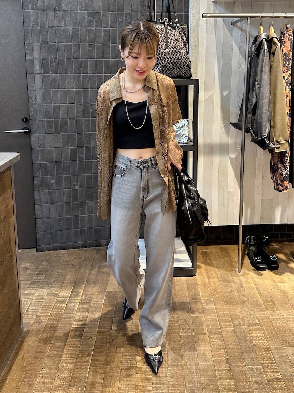 「きれいめ、差し色コーデ、カジュアル、楽ちんコーデ、高身長、着痩せ・細見え、JEANASIS、ジーナシスト_JEANASIS、シャツ、シャツスタイル、デニムパンツ」｜「JEANASISのアンティークフェイクレザーボストン/326034（ボストンバッグ、ブラック系）」を使った、えび（JEANASIS）さん（レディース・164cm）の秋コーディネートの4枚目の写真