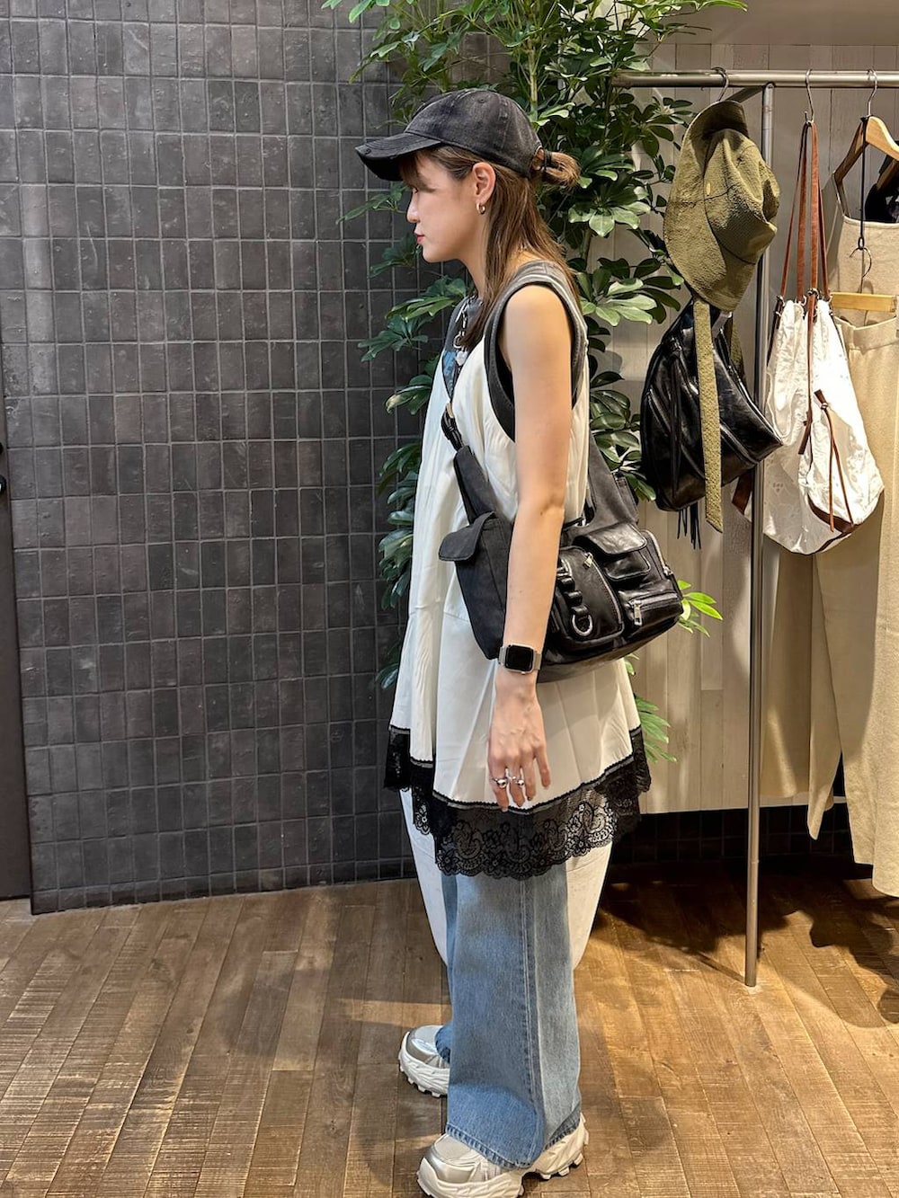 「きれいめ、差し色コーデ、カジュアル、楽ちんコーデ、高身長、着痩せ・細見え、JEANASIS、ジーナシスト_JEANASIS、デニムパンツ、フレアパンツ、レイヤードスタイル、ノースリーブ、秋コーデ、夏コーデ」｜「JEANASISのクラッシュロゴキャップ/320126（キャップ、ブラック系）」を使った、えび（JEANASIS）さん（レディース・164cm）の夏コーディネートの2枚目の写真