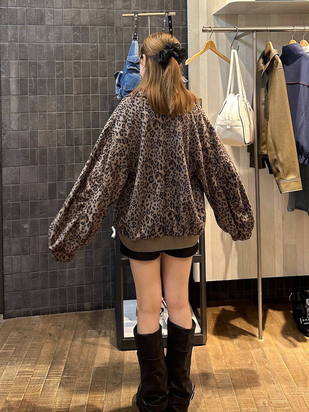 その他のブルゾン、ブラック系のブーツ、ブラック系のTシャツ/カットソーを着用したレディースの秋コーディネートの3枚目の写真