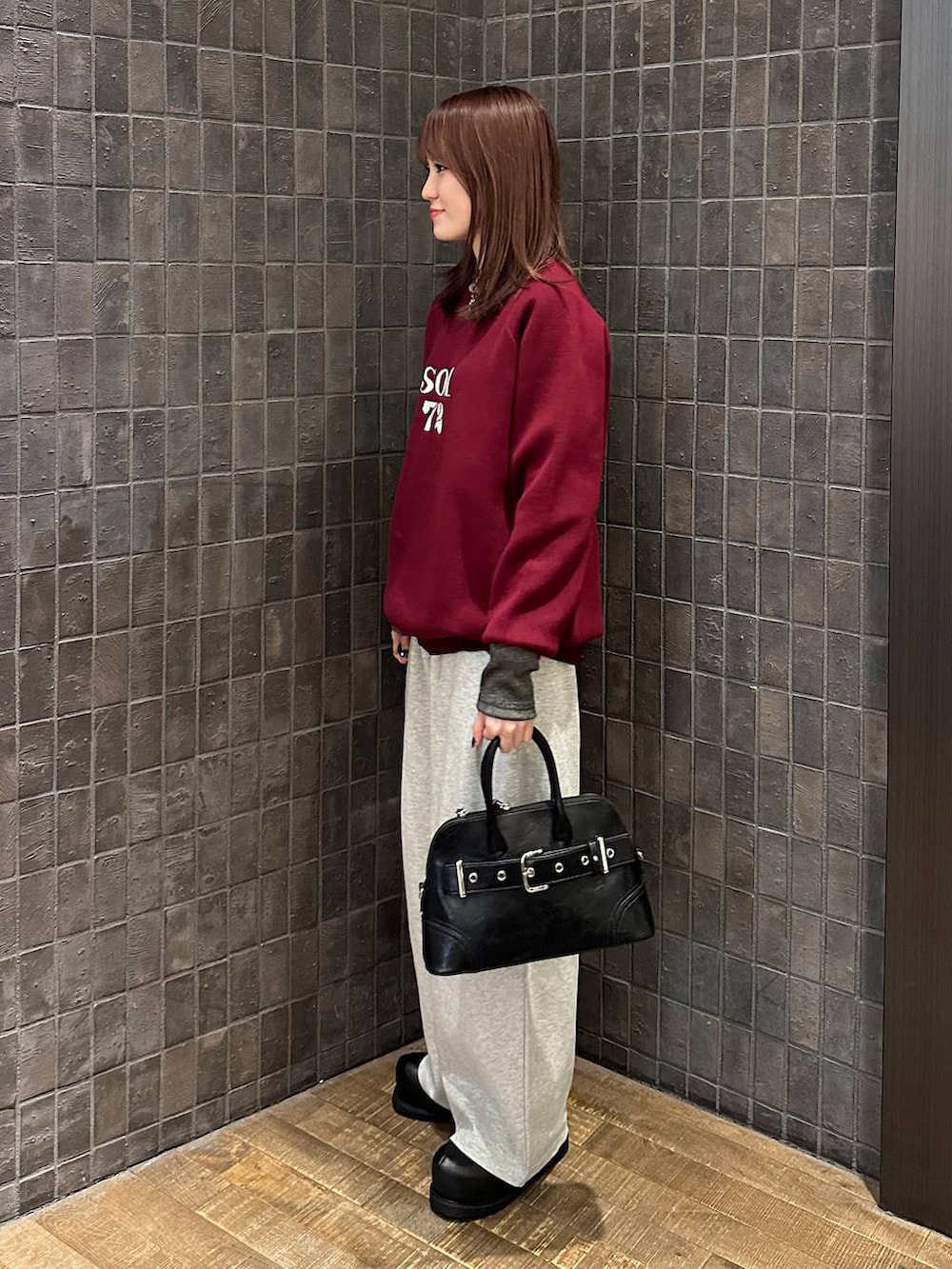 ブラック系のTシャツ/カットソー、ブラック系のその他シューズ、グレー系のスウェットパンツを着用したレディースの秋コーディネートの2枚目の写真