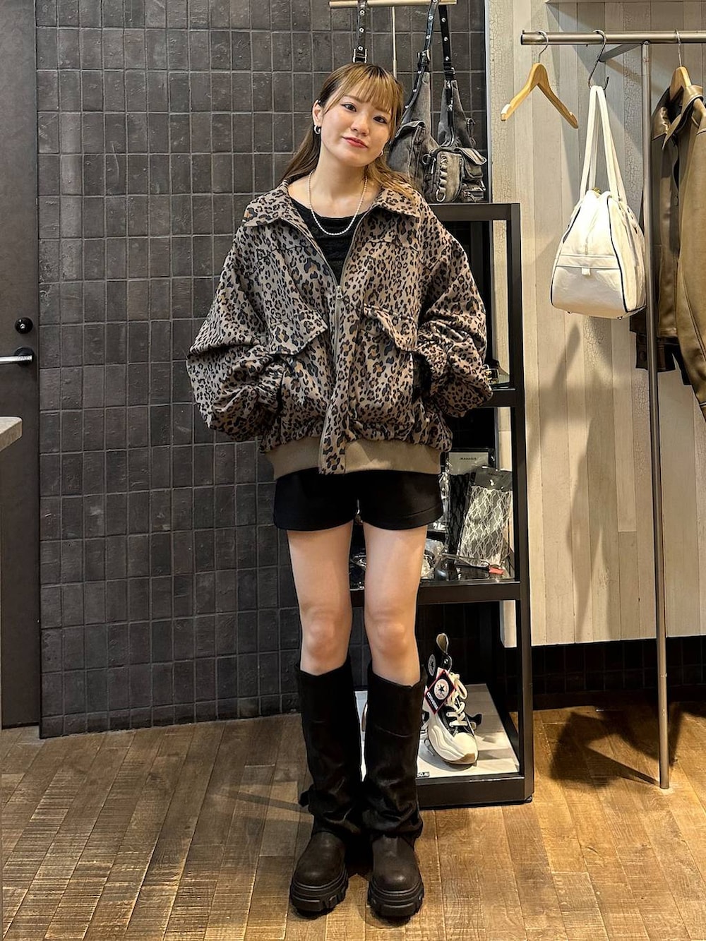 その他のブルゾン、ブラック系のブーツ、ブラック系のTシャツ/カットソーを着用したレディースの秋コーディネートの4枚目の写真