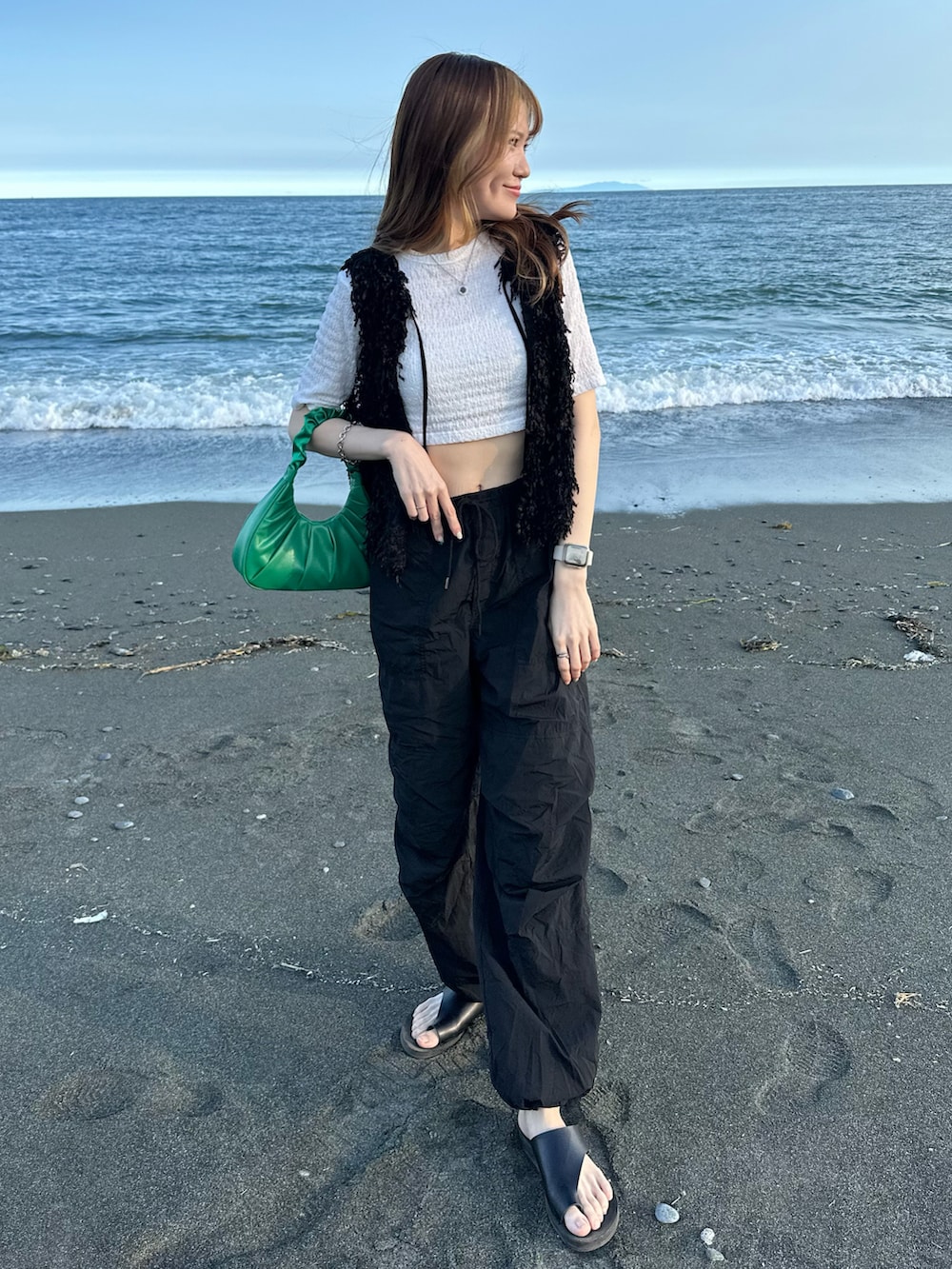 「休日コーデ、夏コーデ、モノトーン、ootd、JEANASiS、ベスト、GU、カーゴパンツ、LOWRYS FARM、トングサンダル」｜「JEANASISのアイテム（Tシャツ/カットソー、ホワイト系）」を使った、えび（JEANASIS）さん（レディース・162cm）の夏コーディネートの2枚目の写真