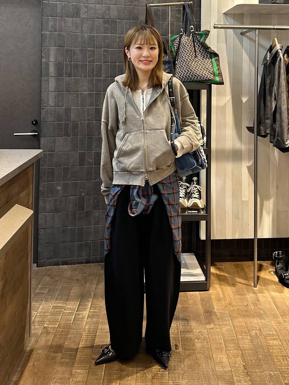 ブルー系のシャツ/ブラウス、グレー系のパーカー、ブルー系のショルダーバッグを着用したレディースの秋コーディネートの4枚目の写真