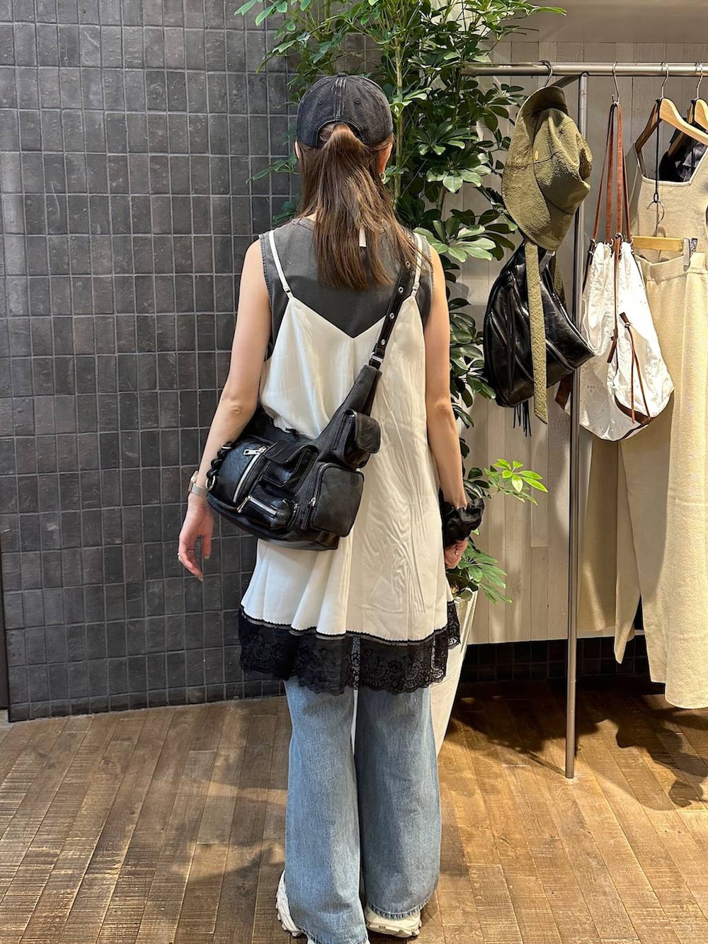 「きれいめ、差し色コーデ、カジュアル、楽ちんコーデ、高身長、着痩せ・細見え、JEANASIS、ジーナシスト_JEANASIS、デニムパンツ、フレアパンツ、レイヤードスタイル、ノースリーブ、秋コーデ、夏コーデ」｜「JEANASISのクラッシュロゴキャップ/320126（キャップ、ブラック系）」を使った、えび（JEANASIS）さん（レディース・164cm）の夏コーディネートの3枚目の写真