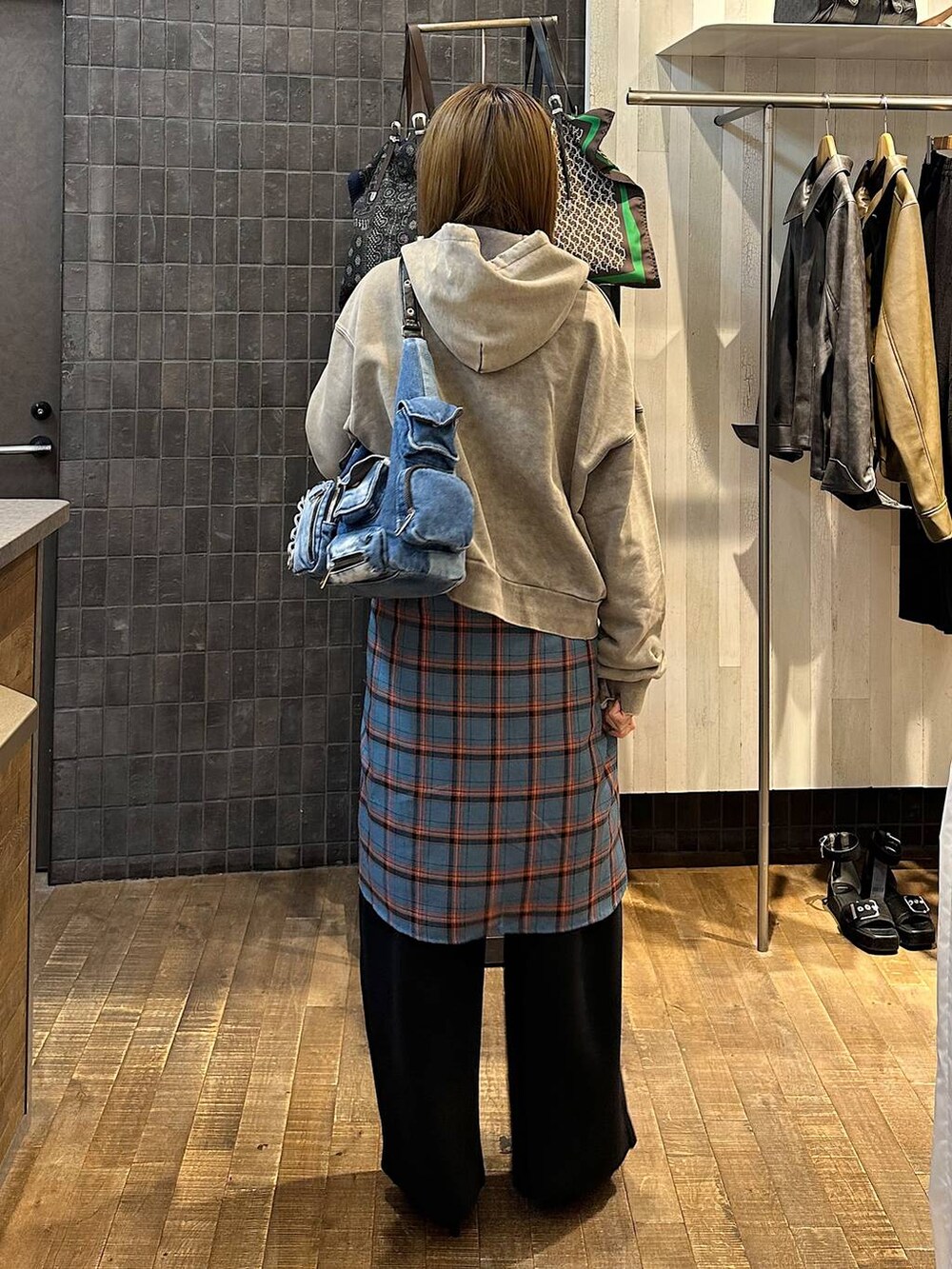 ブルー系のシャツ/ブラウス、グレー系のパーカー、ブルー系のショルダーバッグを着用したレディースの秋コーディネートの3枚目の写真