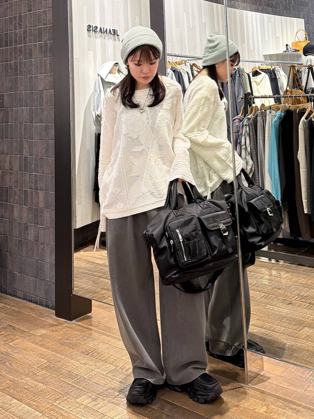 ブラック系のローファー、ブラック系のトートバッグ、ホワイト系のニット/セーターを着用したレディースの冬コーディネートの4枚目の写真