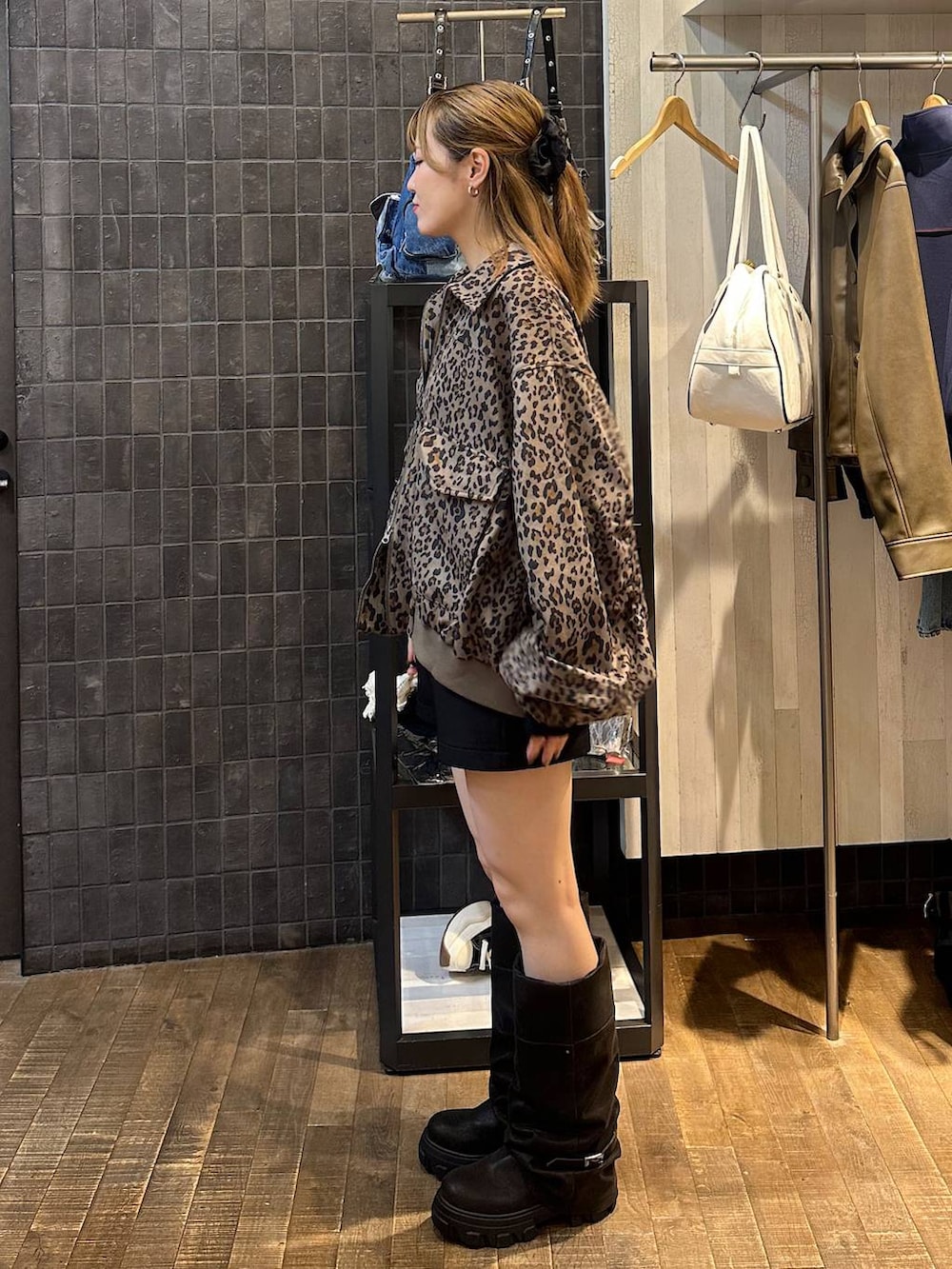 その他のブルゾン、ブラック系のブーツ、ブラック系のTシャツ/カットソーを着用したレディースの秋コーディネートの2枚目の写真