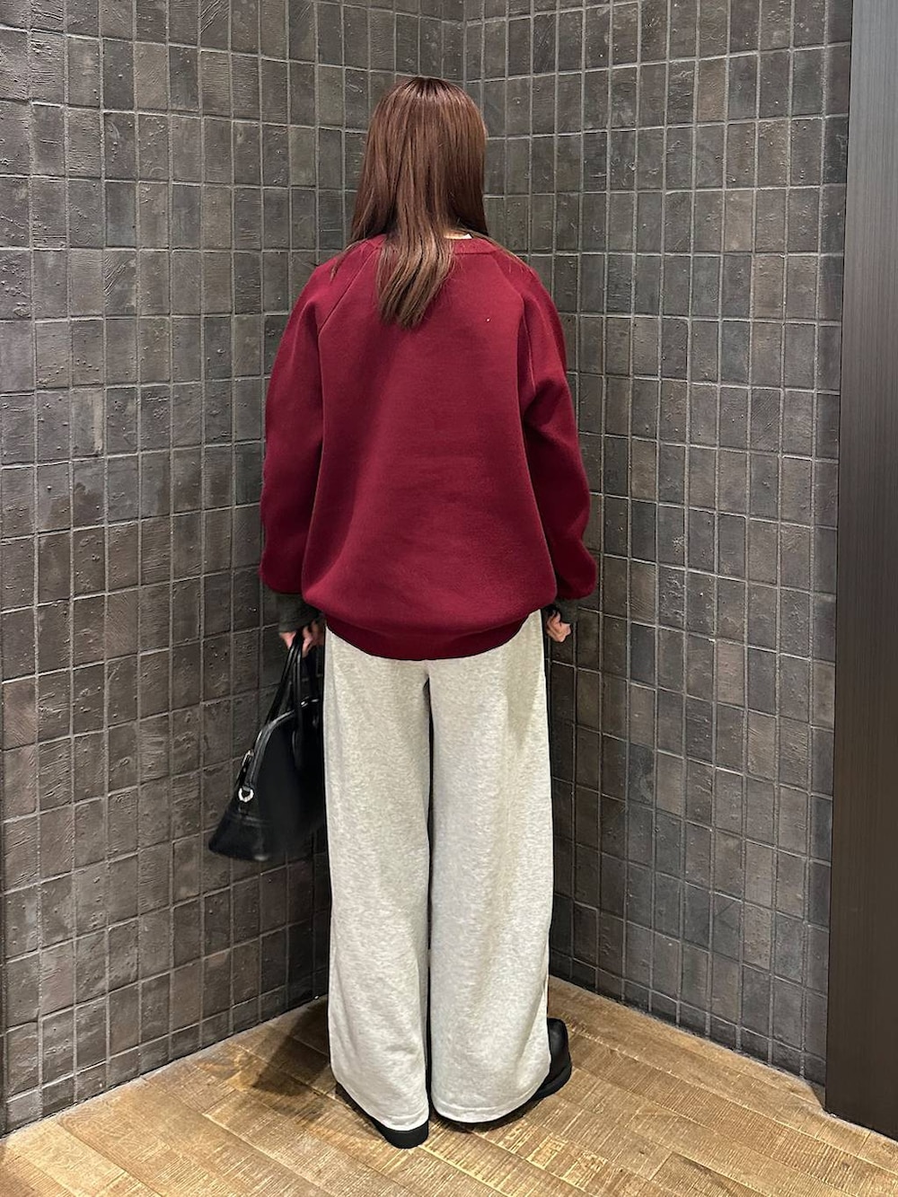 ブラック系のTシャツ/カットソー、ブラック系のその他シューズ、グレー系のスウェットパンツを着用したレディースの秋コーディネートの3枚目の写真