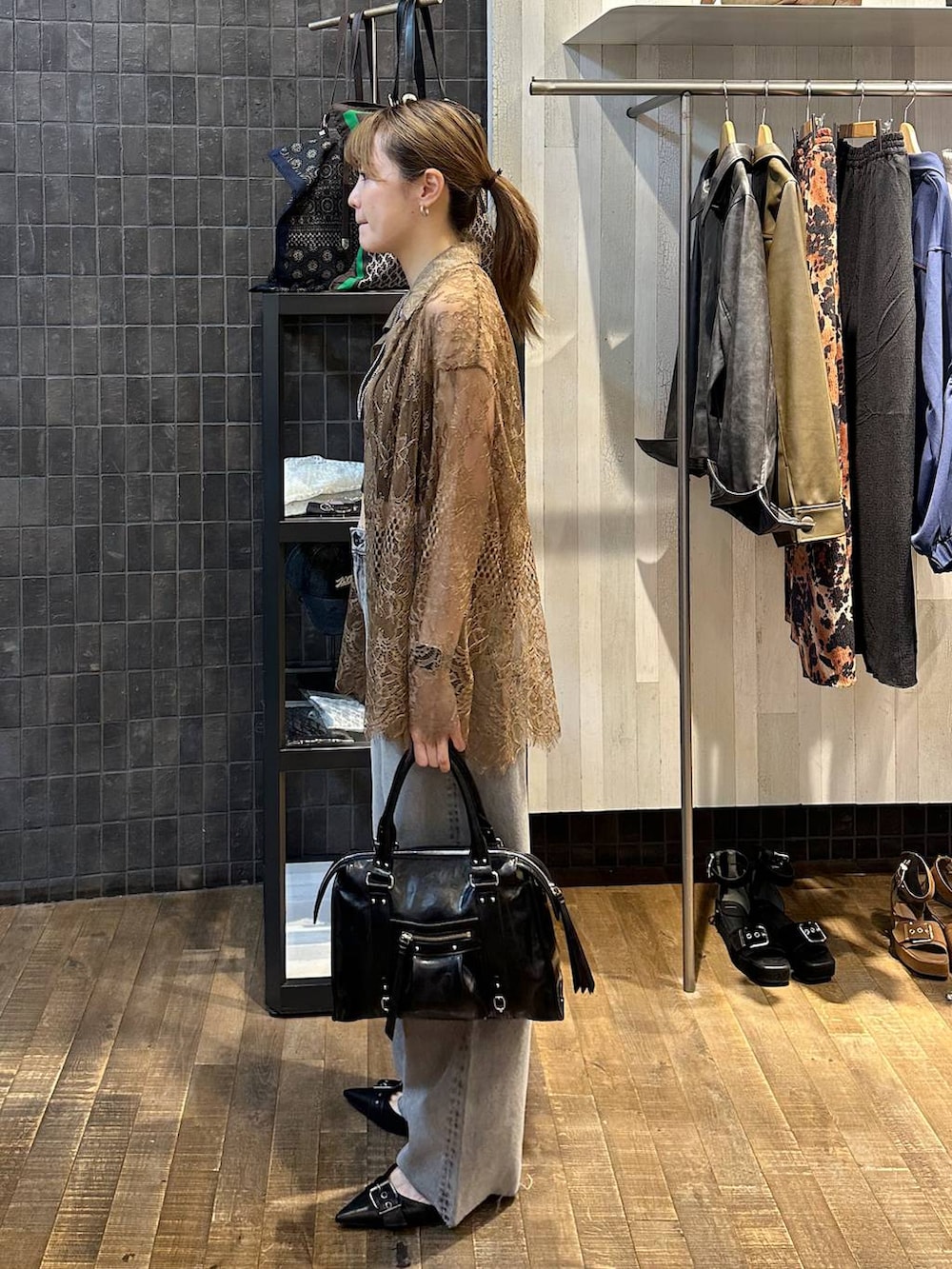 「きれいめ、差し色コーデ、カジュアル、楽ちんコーデ、高身長、着痩せ・細見え、JEANASIS、ジーナシスト_JEANASIS、シャツ、シャツスタイル、デニムパンツ」｜「JEANASISのアンティークフェイクレザーボストン/326034（ボストンバッグ、ブラック系）」を使った、えび（JEANASIS）さん（レディース・164cm）の秋コーディネートの2枚目の写真