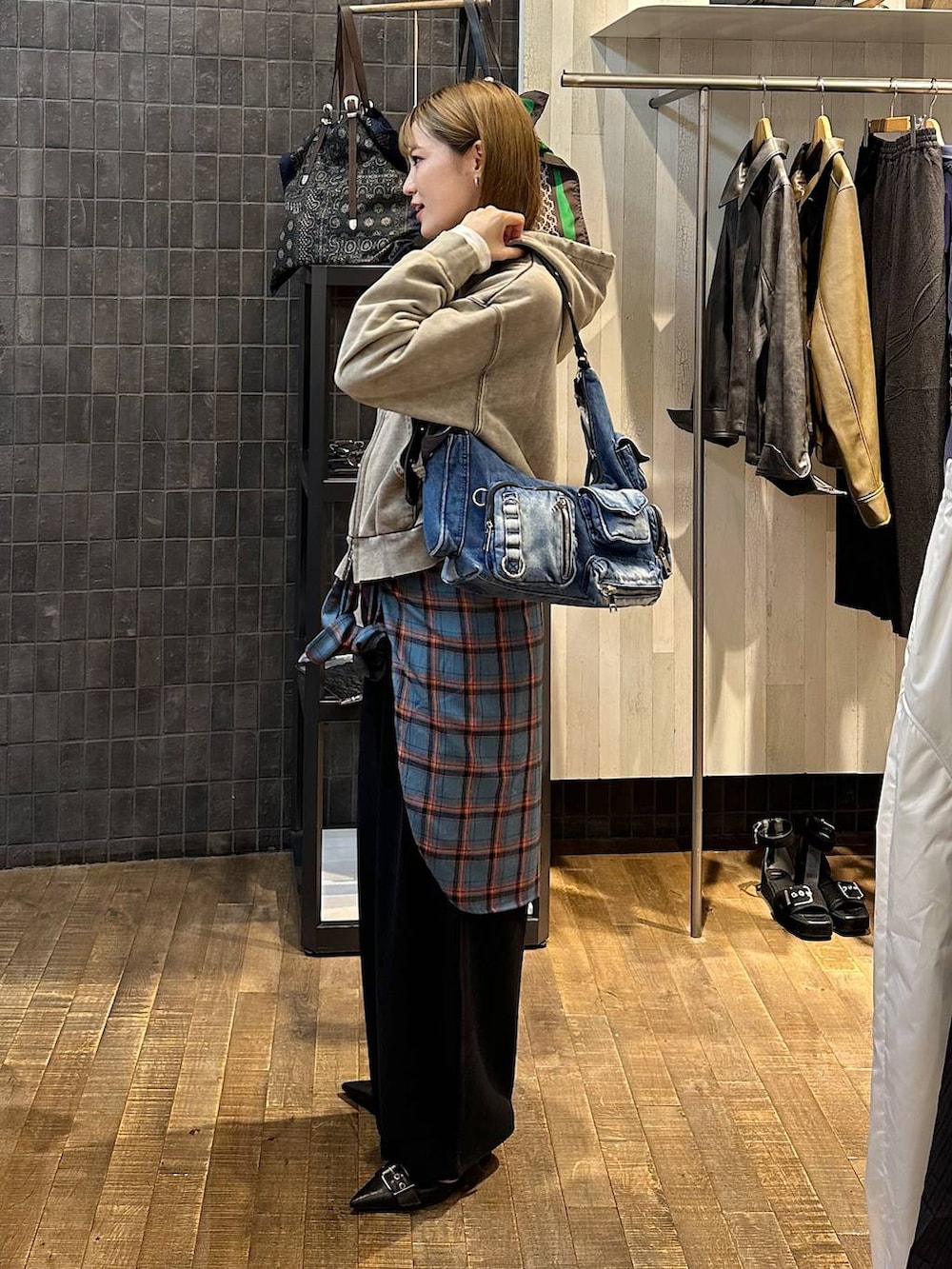 ブルー系のシャツ/ブラウス、グレー系のパーカー、ブルー系のショルダーバッグを着用したレディースの秋コーディネートの2枚目の写真